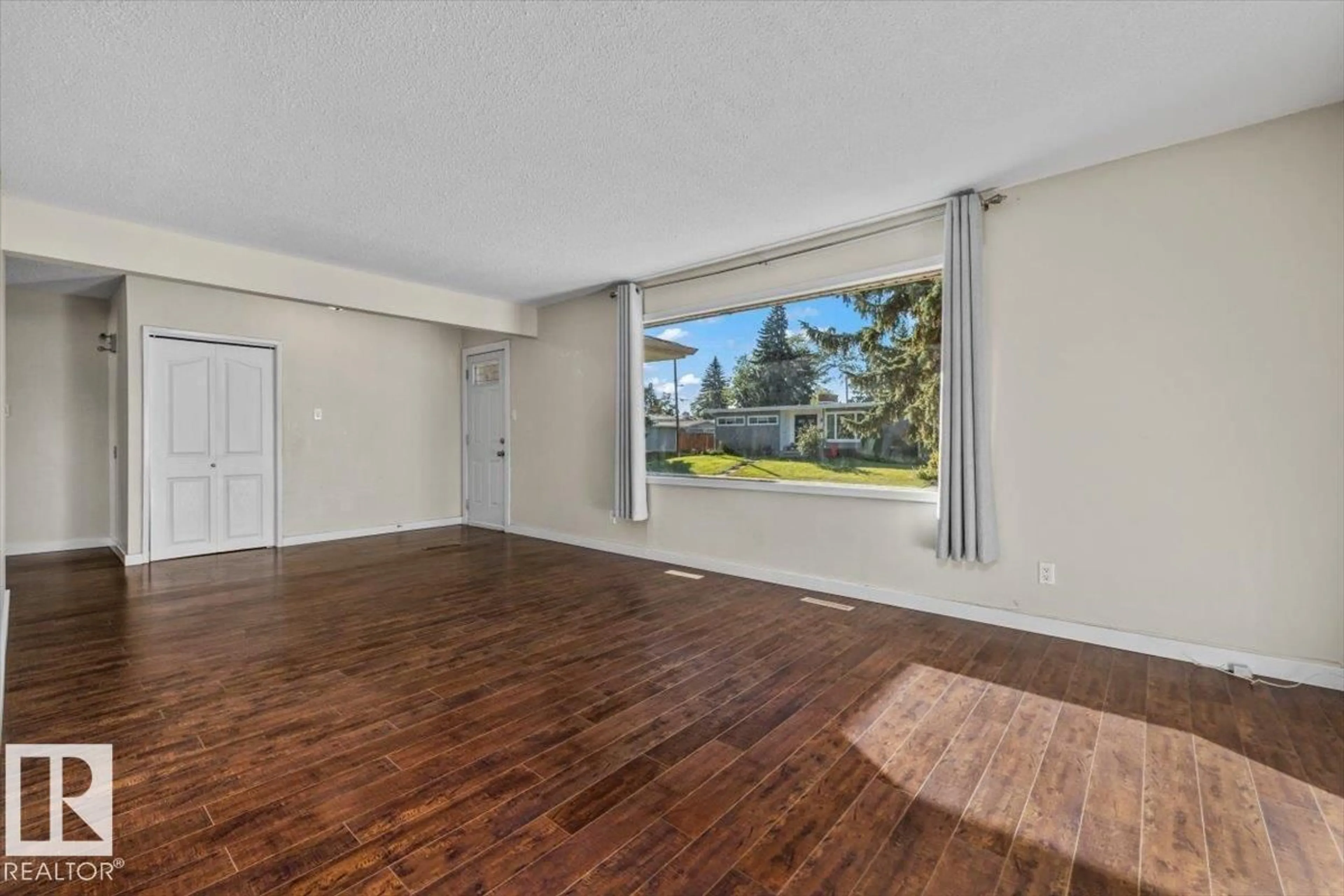 A pic of a room for 11516 44 AV, Edmonton Alberta T6J0Z5