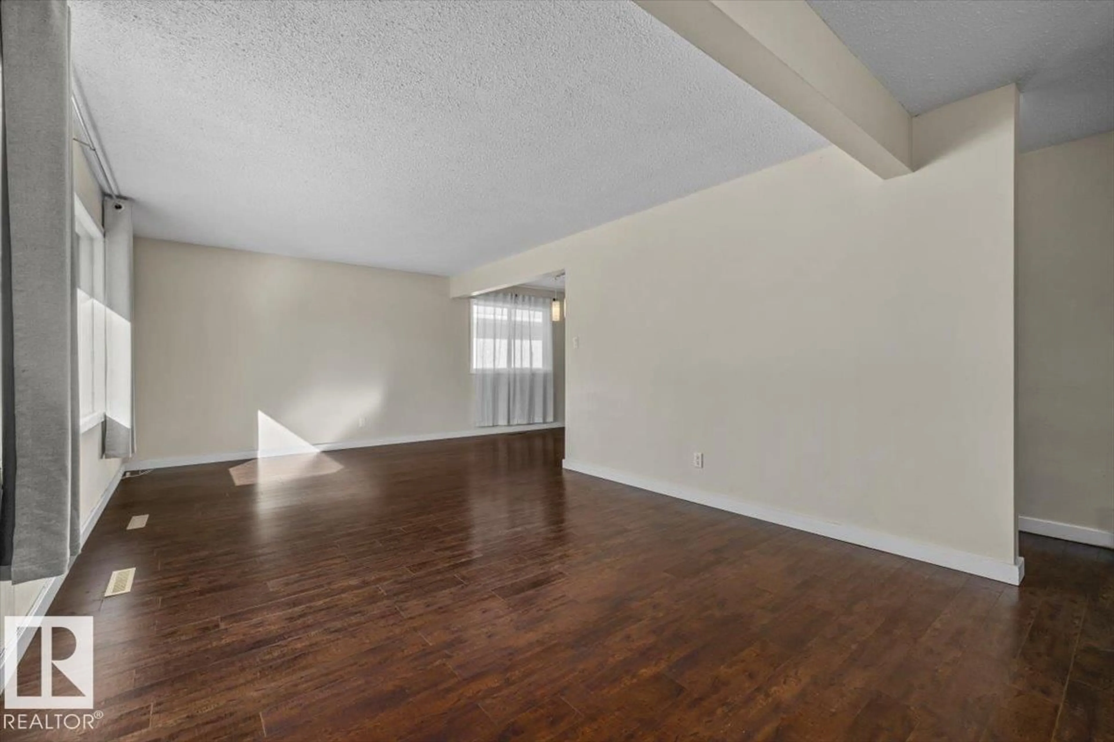 A pic of a room for 11516 44 AV, Edmonton Alberta T6J0Z5
