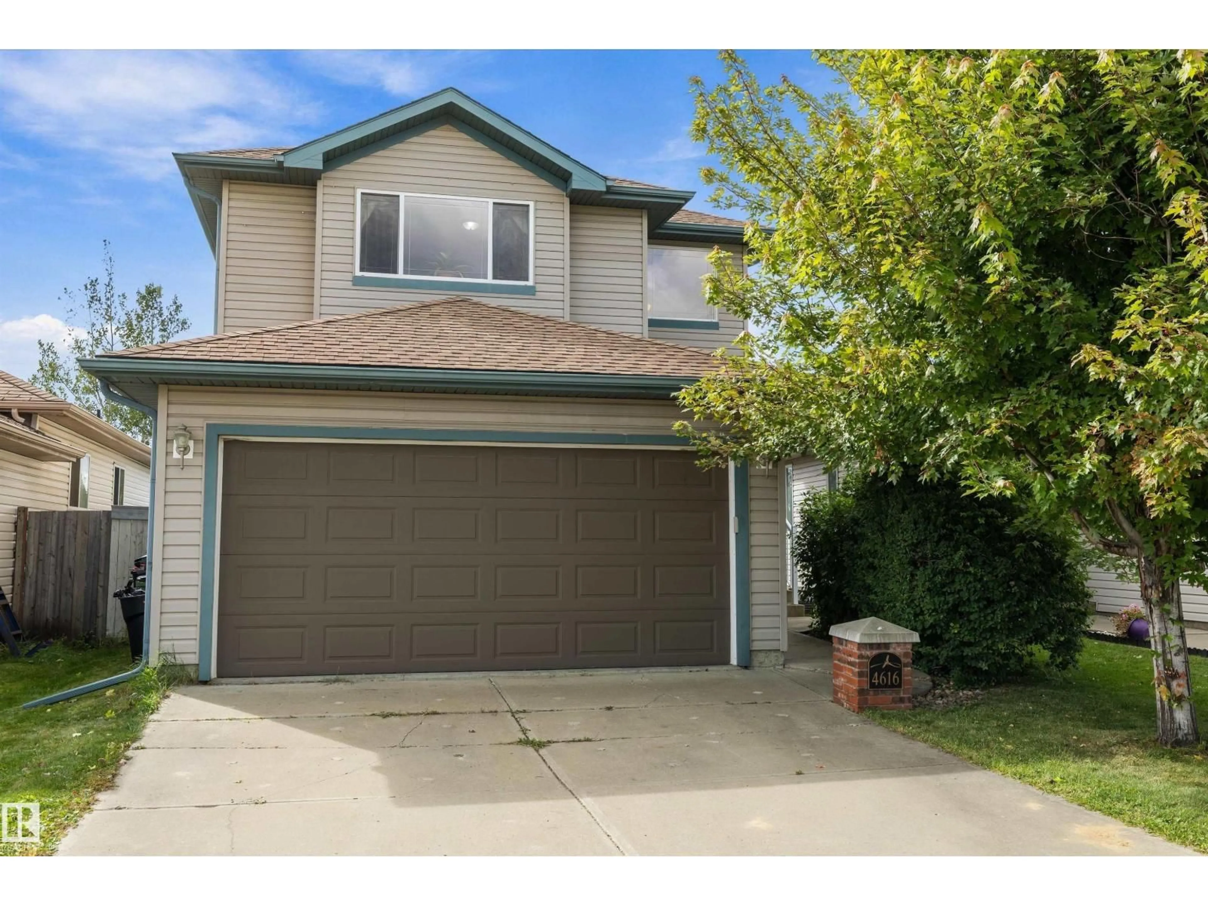 Home with vinyl exterior material, street for NW - 4616 191 ST, Edmonton Alberta T6M2Y2
