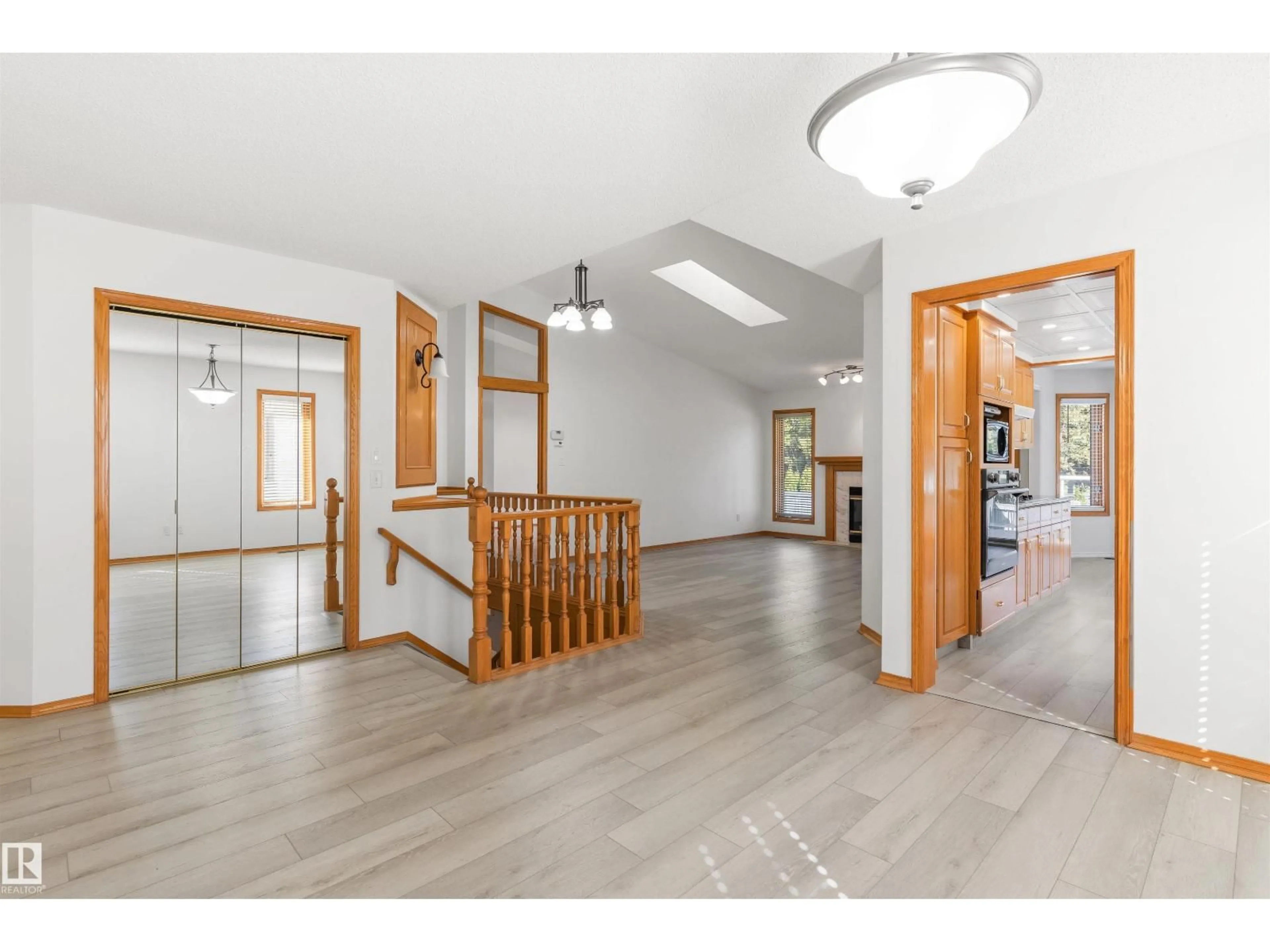 Indoor foyer for 206 COUNTRY CLUB PT, Edmonton Alberta T6M2J6