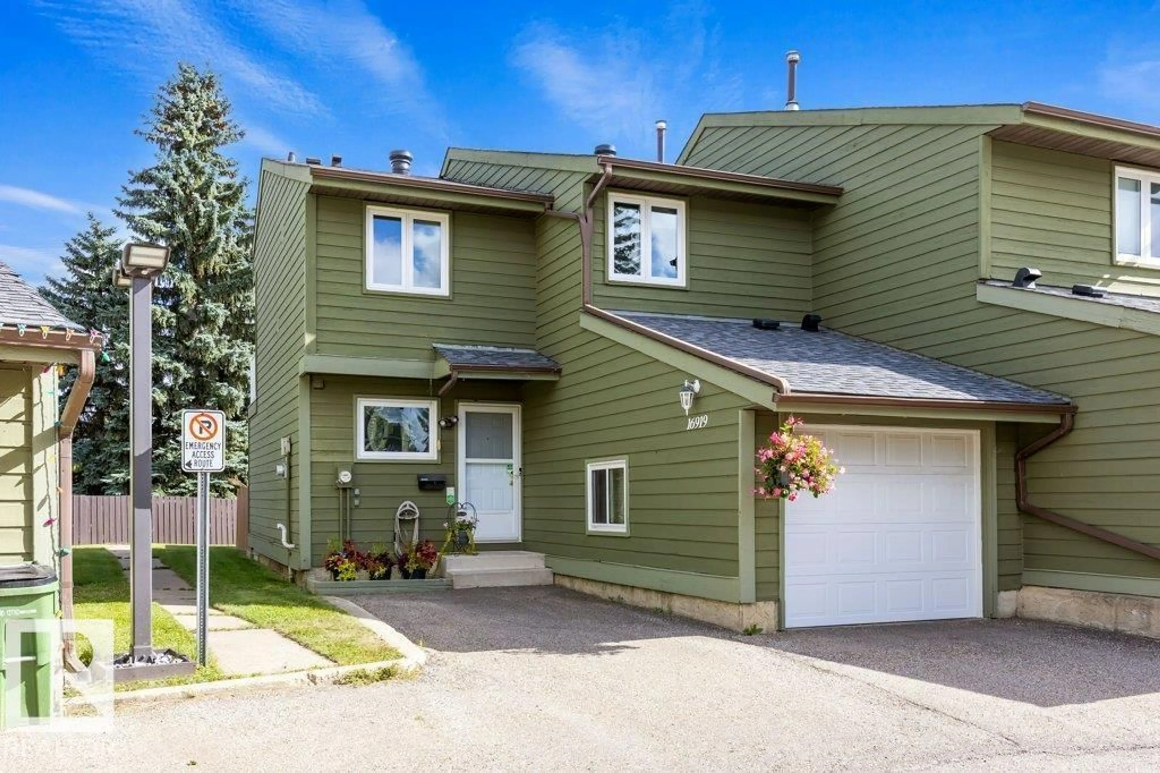 Home with vinyl exterior material, street for NW - 16919 95 ST, Edmonton Alberta T5Z1Z3