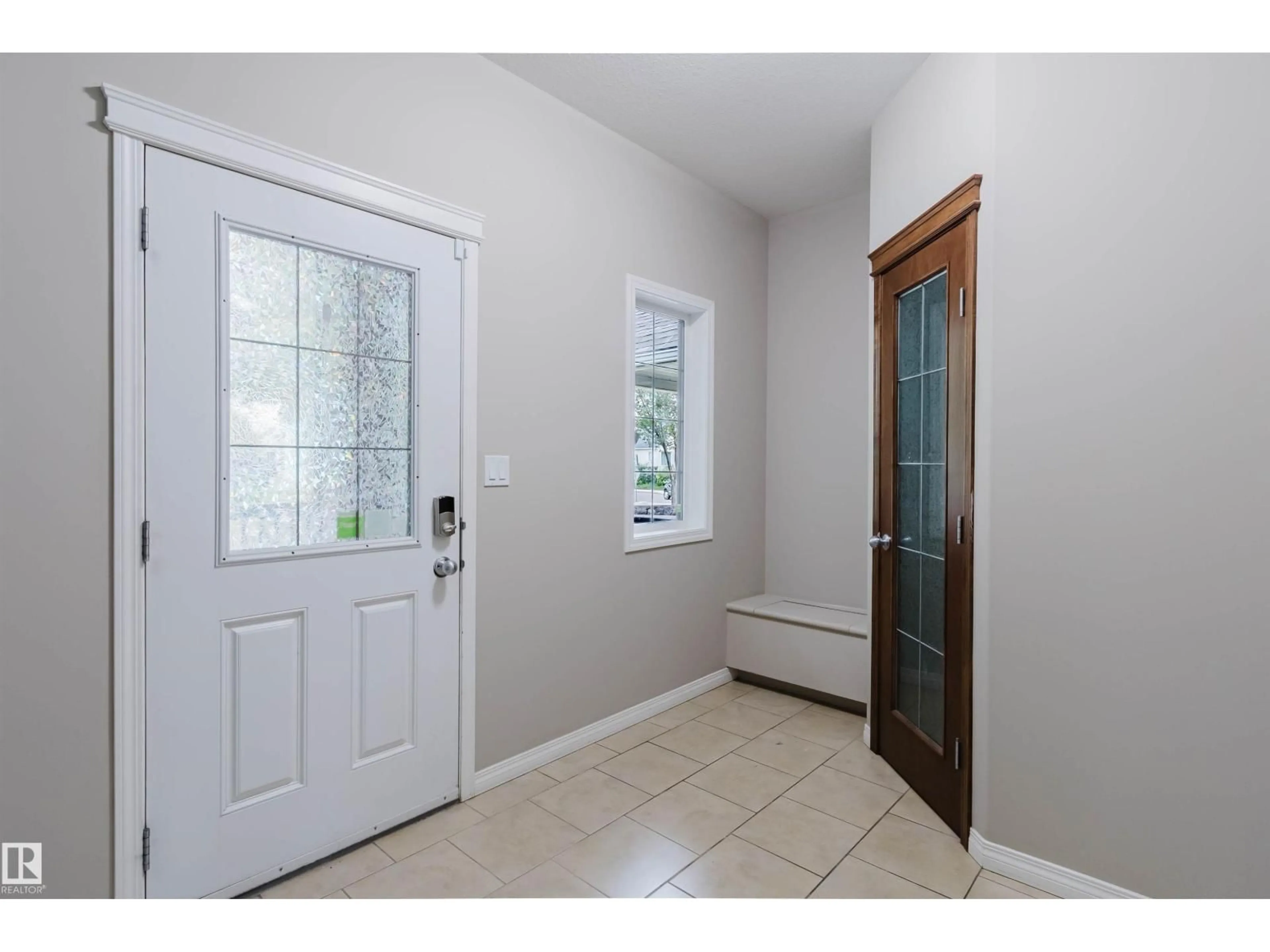 Indoor entryway for 11608 96 ST, Edmonton Alberta T5G1T9