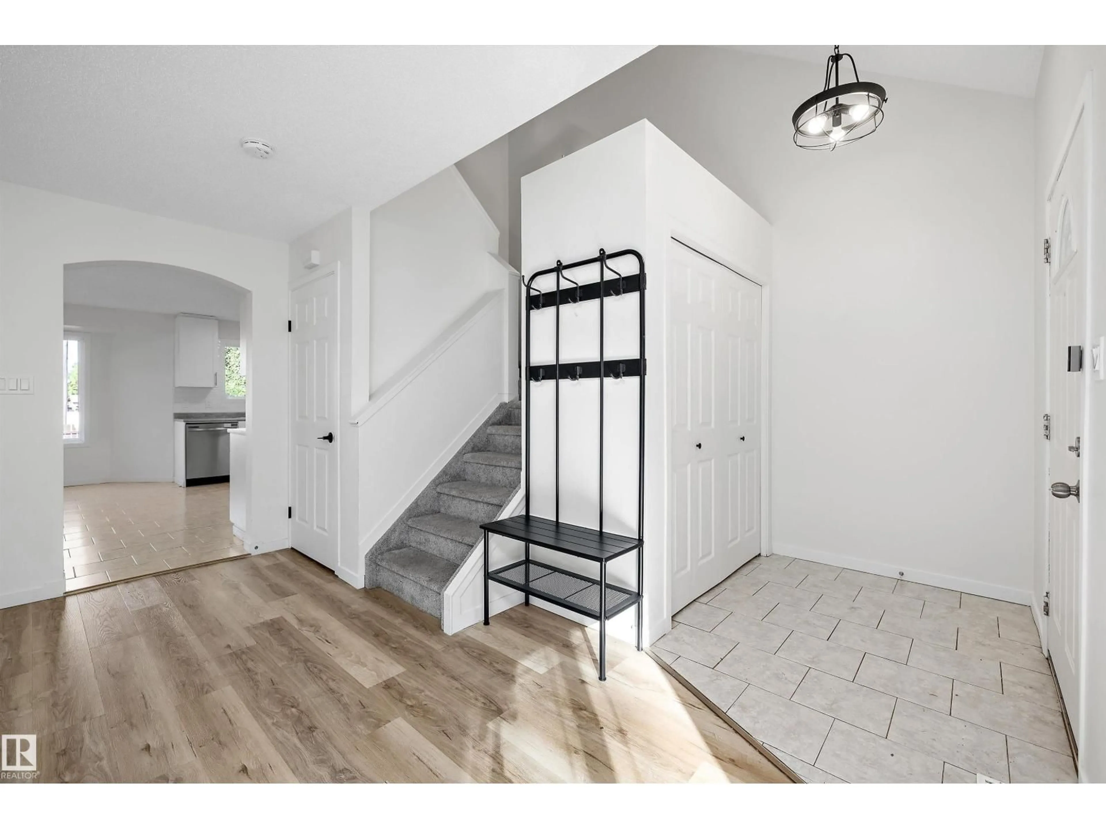 Indoor entryway for 11822 47 ST, Edmonton Alberta T5W2W8