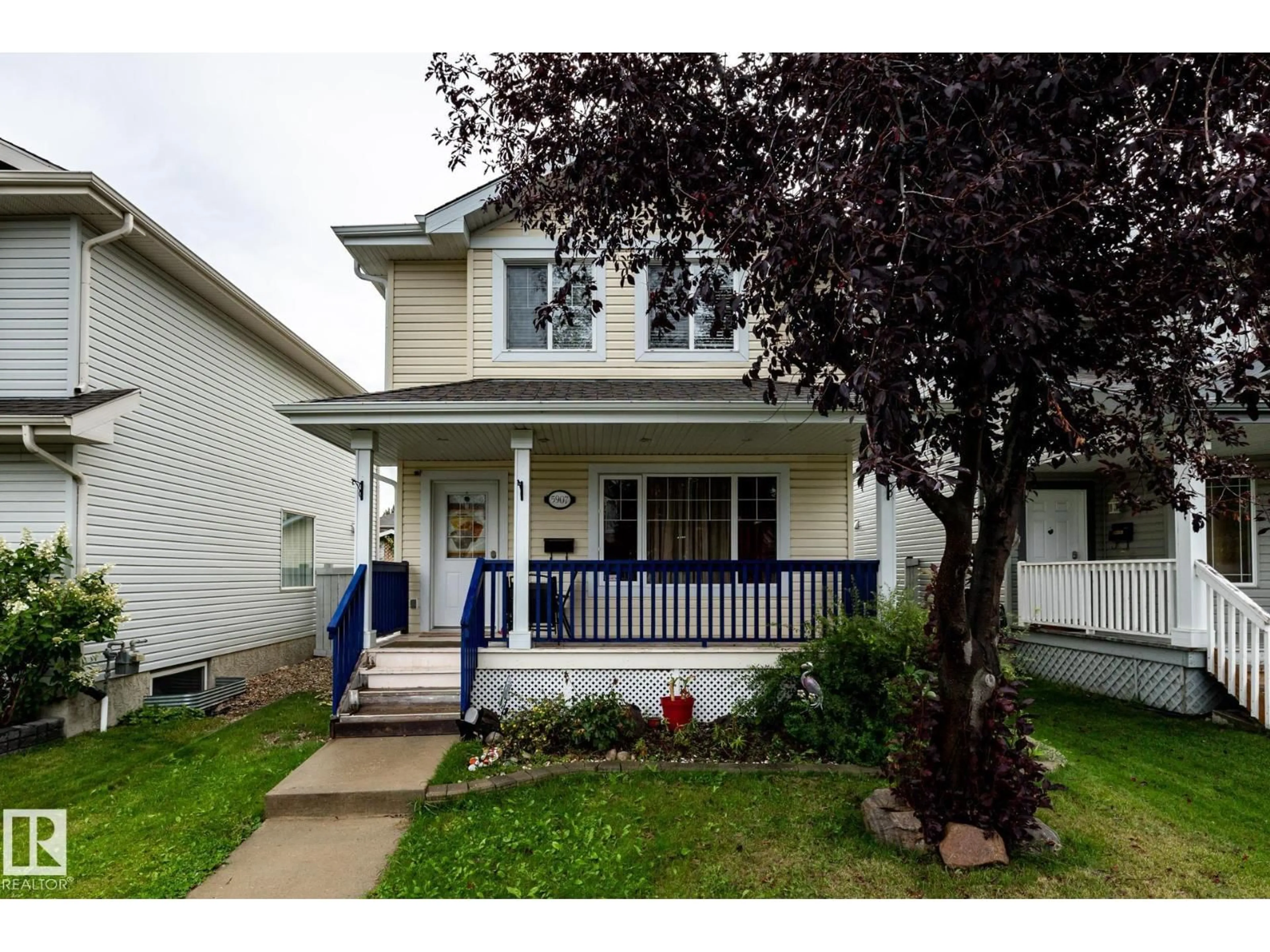 Home with vinyl exterior material, street for 5907 203 ST, Edmonton Alberta T6M2Z3