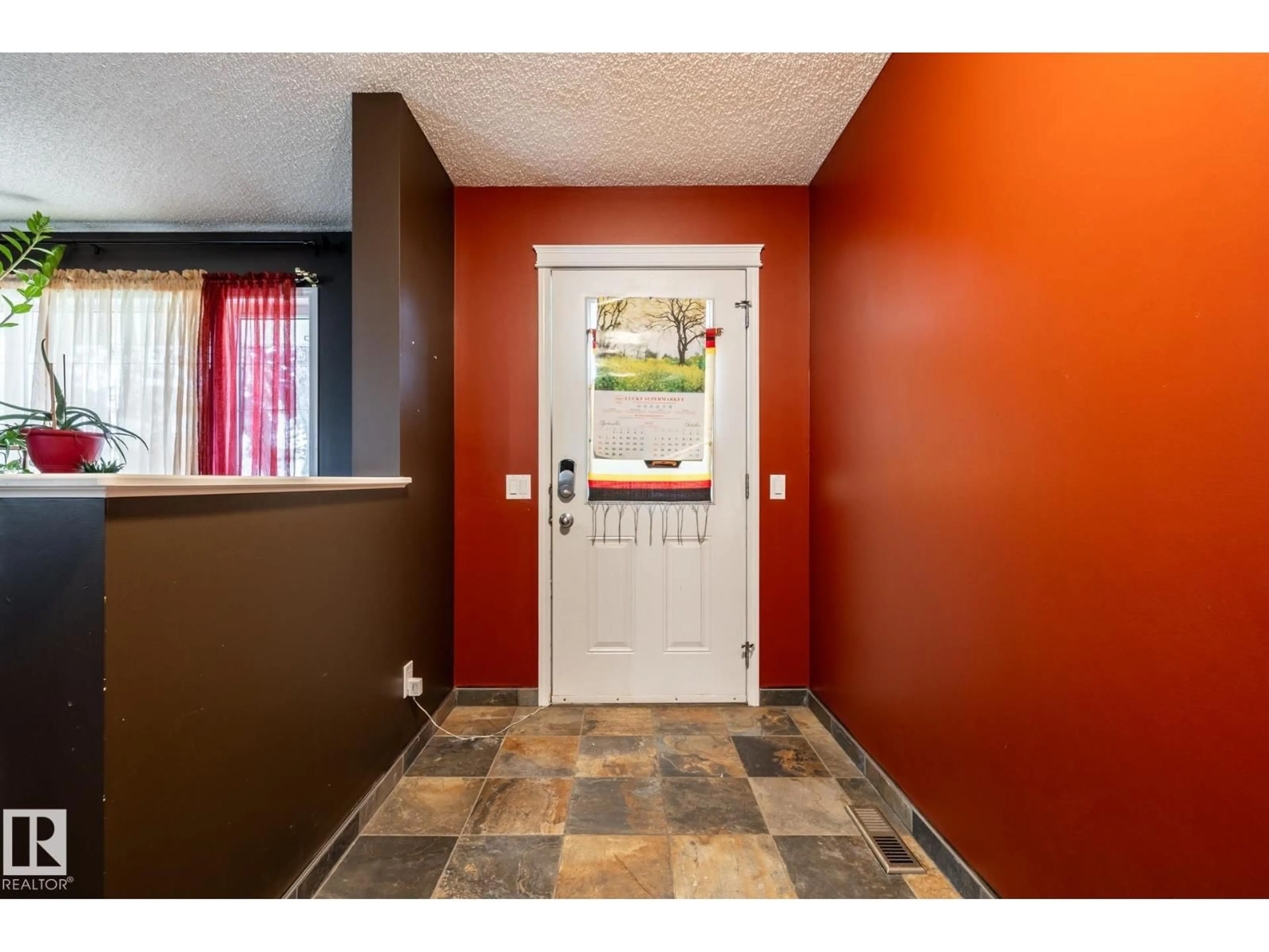 Indoor entryway for 5907 203 ST, Edmonton Alberta T6M2Z3