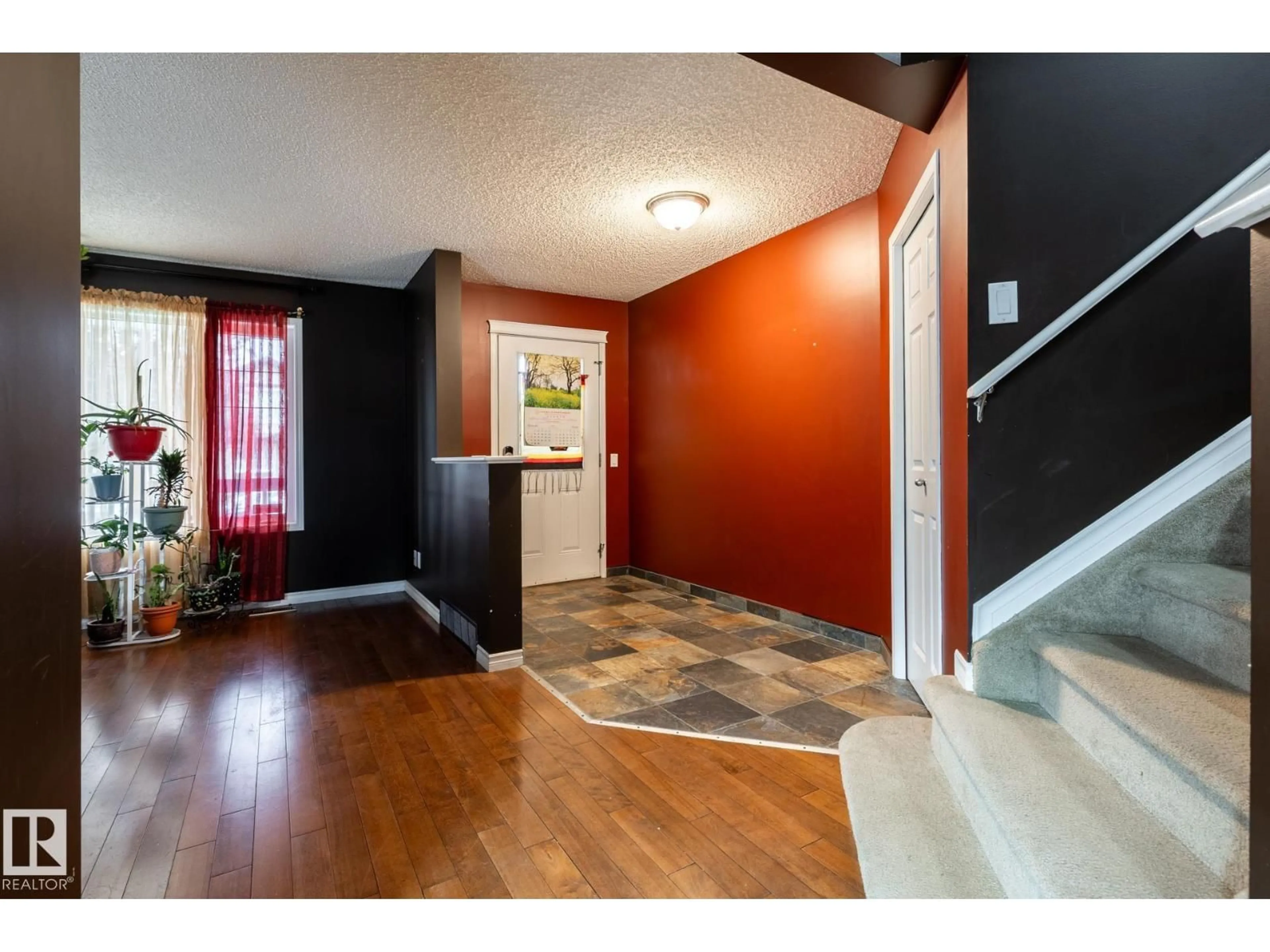Indoor entryway for 5907 203 ST, Edmonton Alberta T6M2Z3