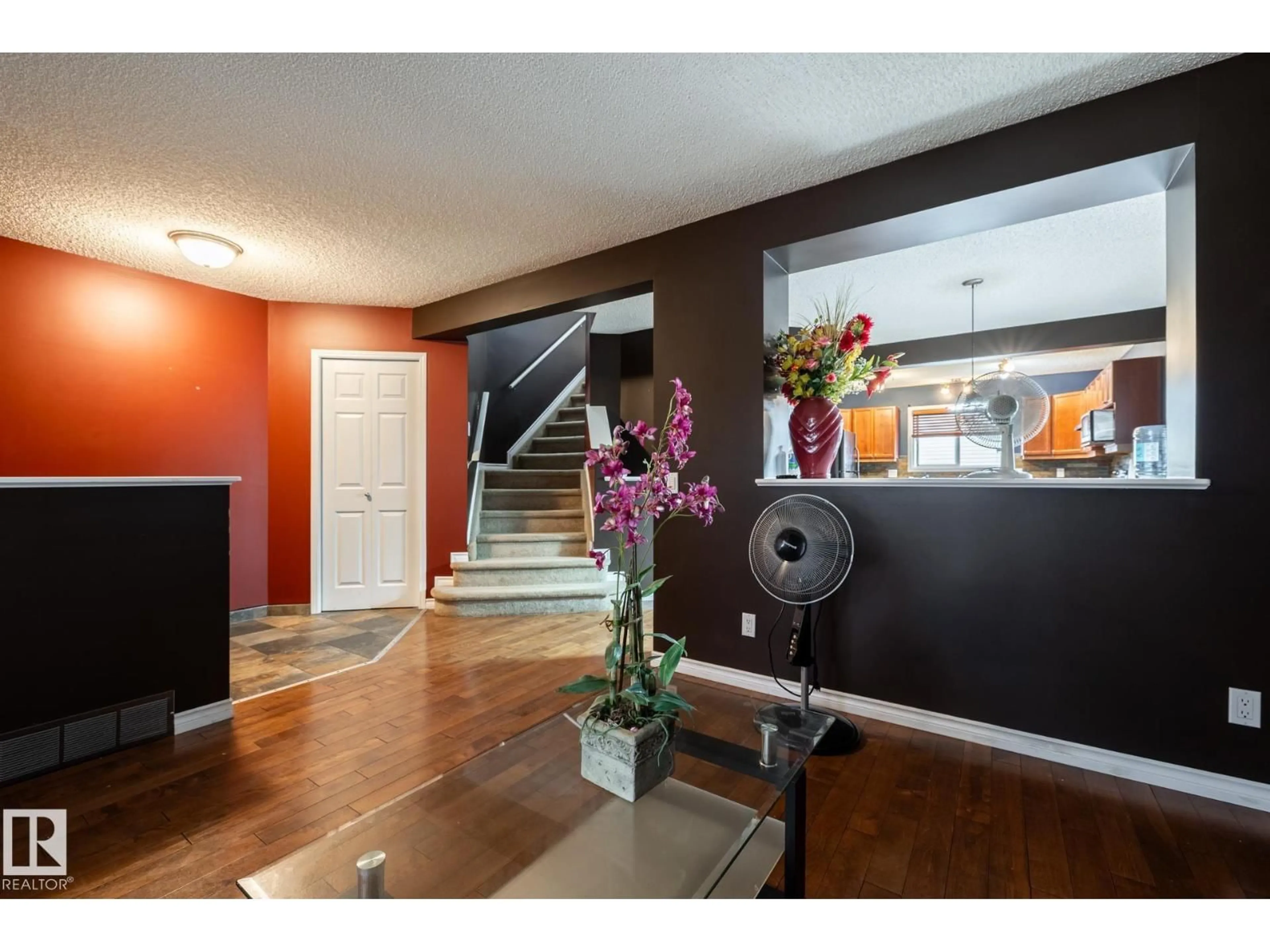 Indoor foyer for 5907 203 ST, Edmonton Alberta T6M2Z3