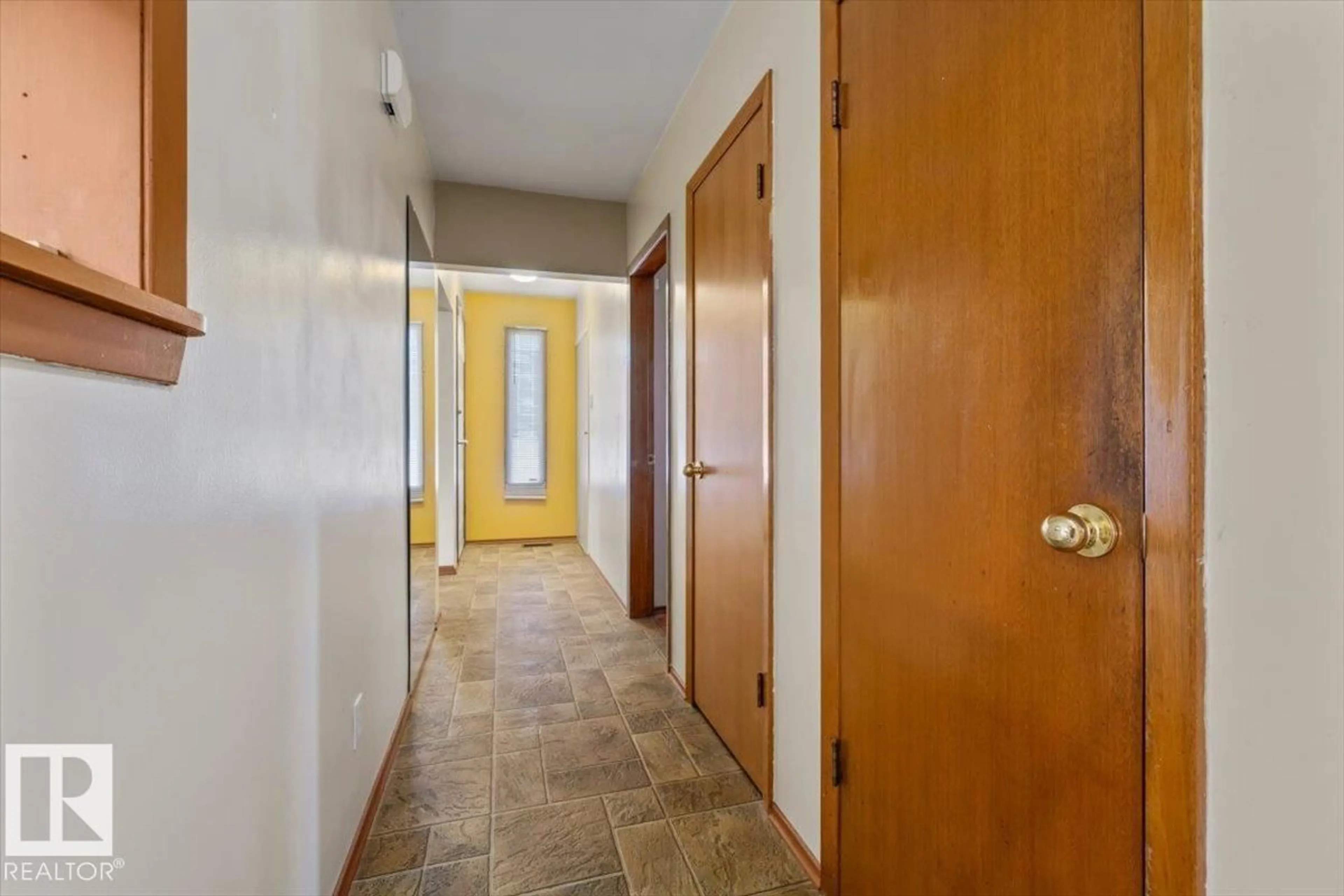 Indoor foyer for NW - 6003 95 AV, Edmonton Alberta T6B1A4