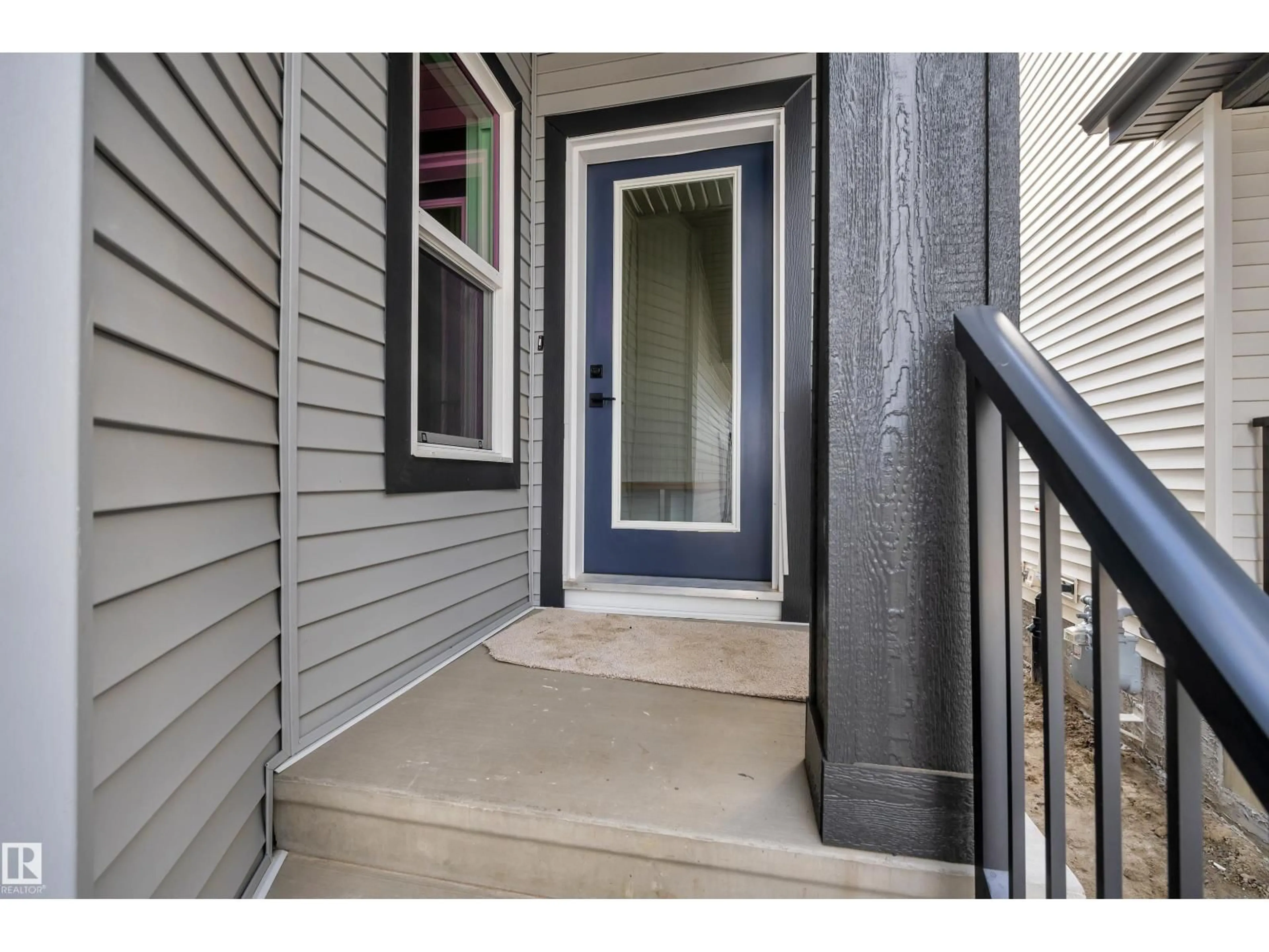 Indoor entryway for 686 BANK DR, Leduc Alberta T9E1W1