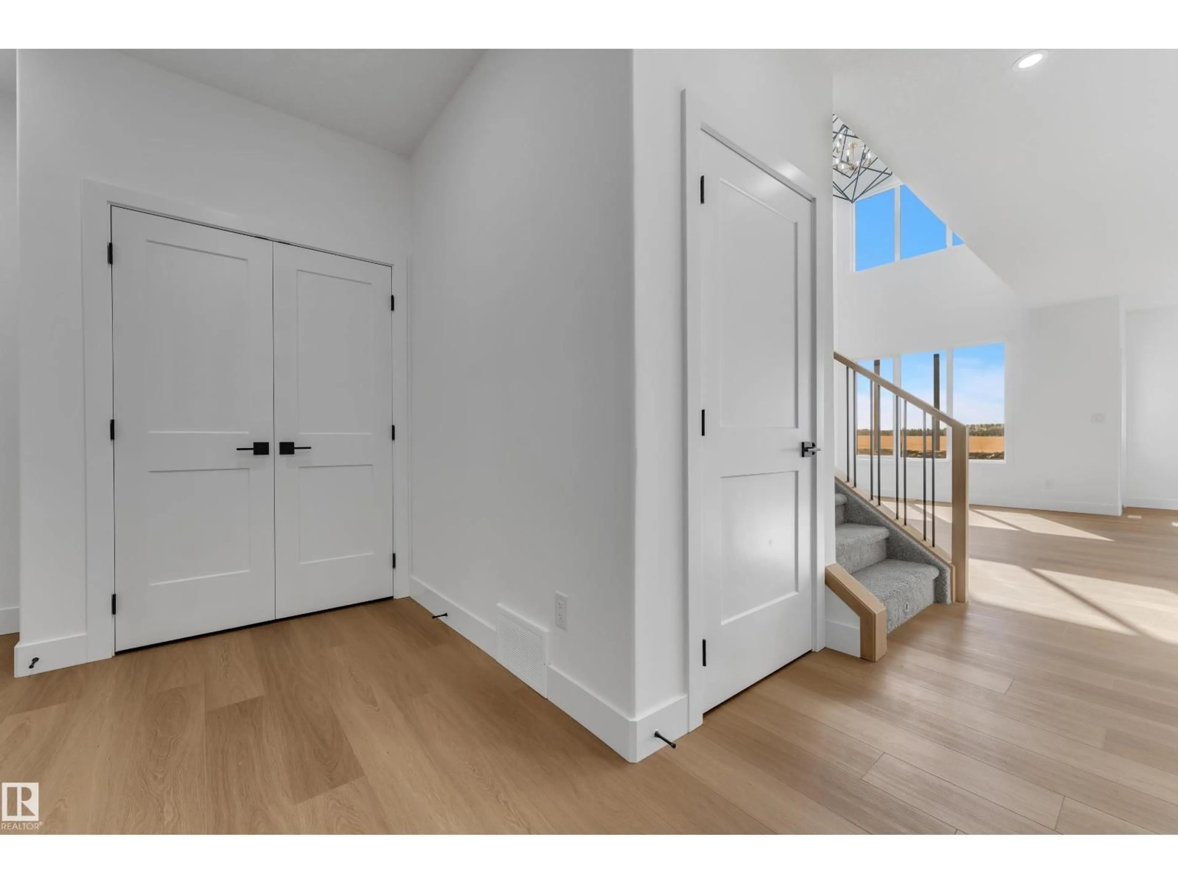 Indoor entryway for 686 BANK DR, Leduc Alberta T9E1W1