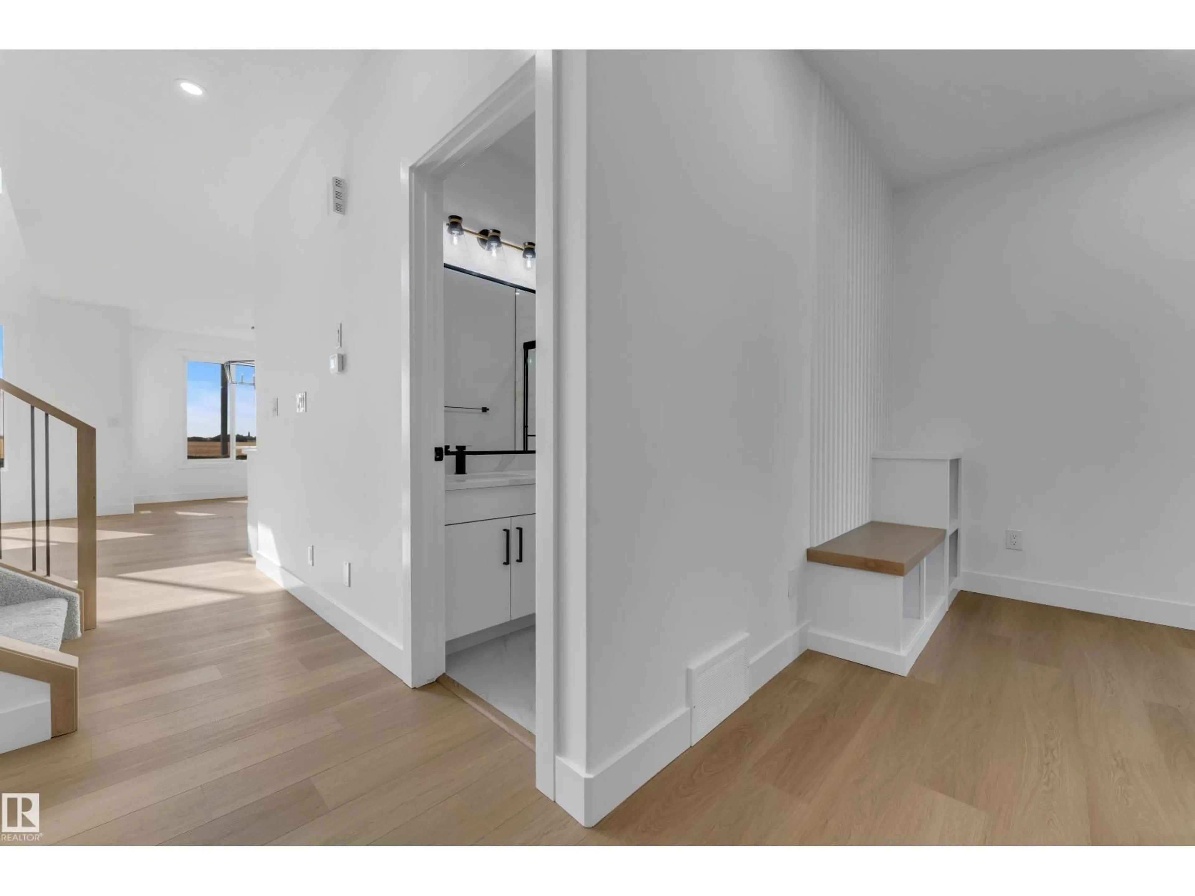 Indoor entryway for 686 BANK DR, Leduc Alberta T9E1W1