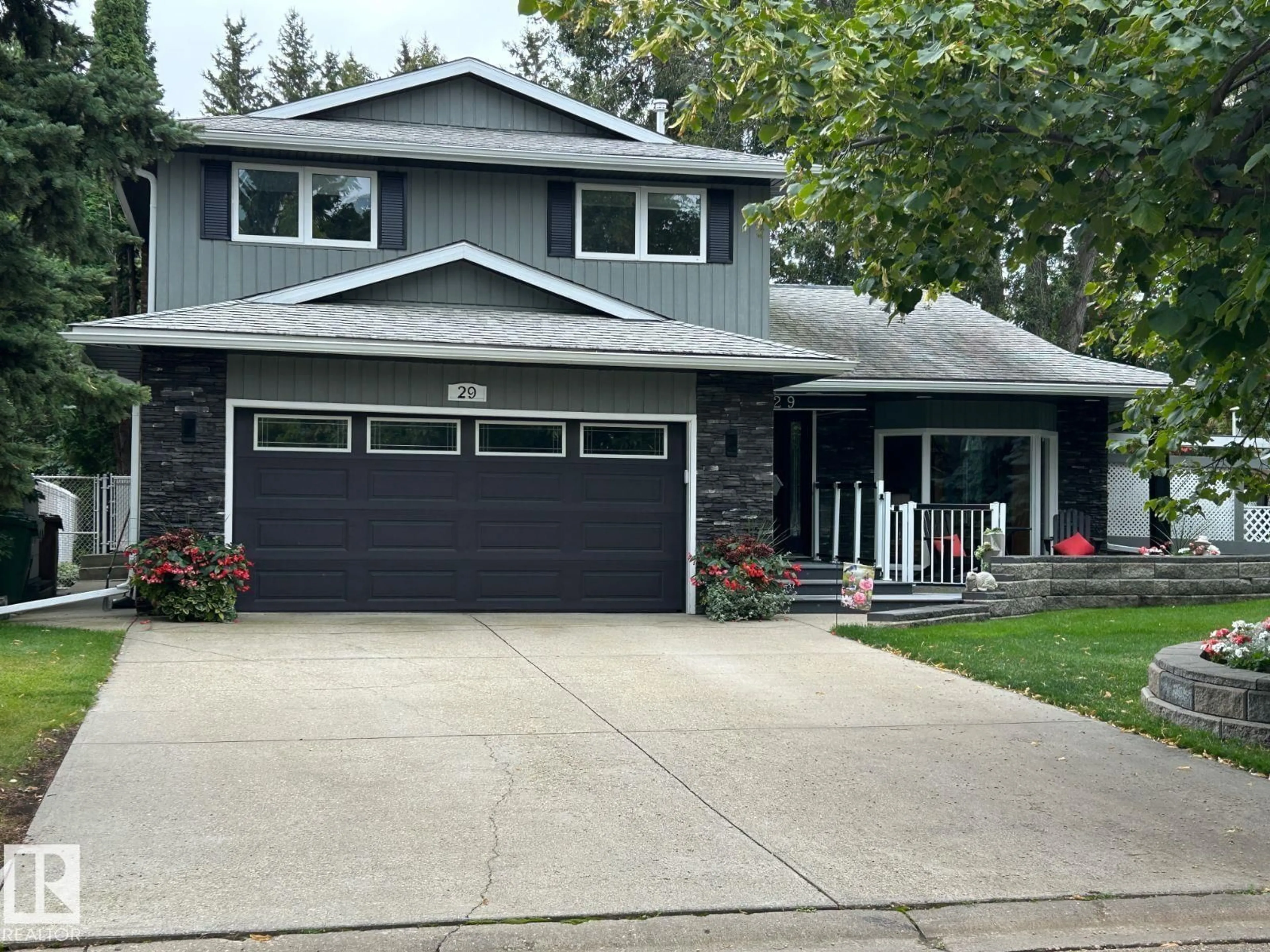 Home with vinyl exterior material, street for 29 LINDBERGH CR, St. Albert Alberta T8N2S8