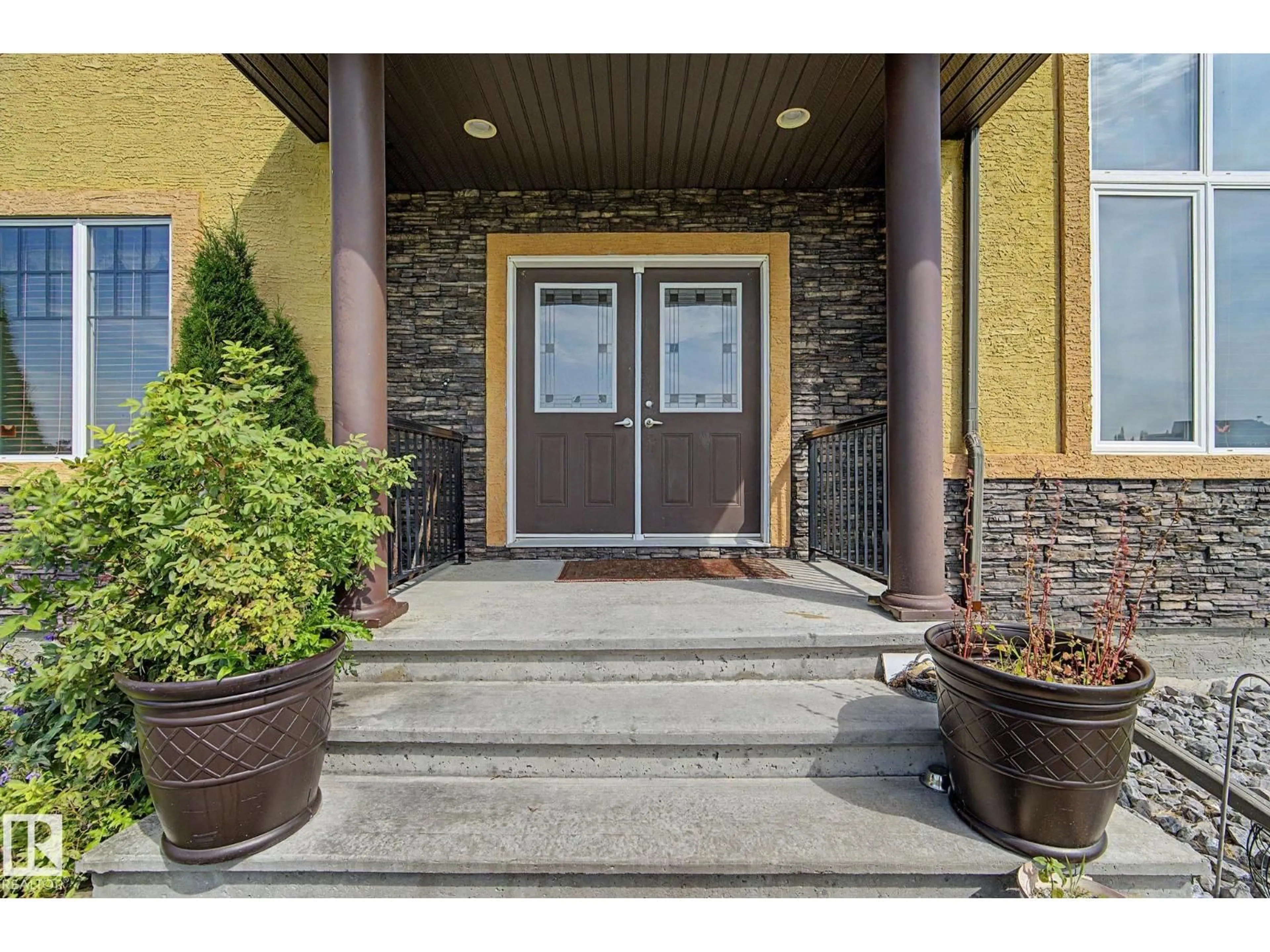 Indoor entryway for SW - 7245 2 ST, Edmonton Alberta T6X2P8