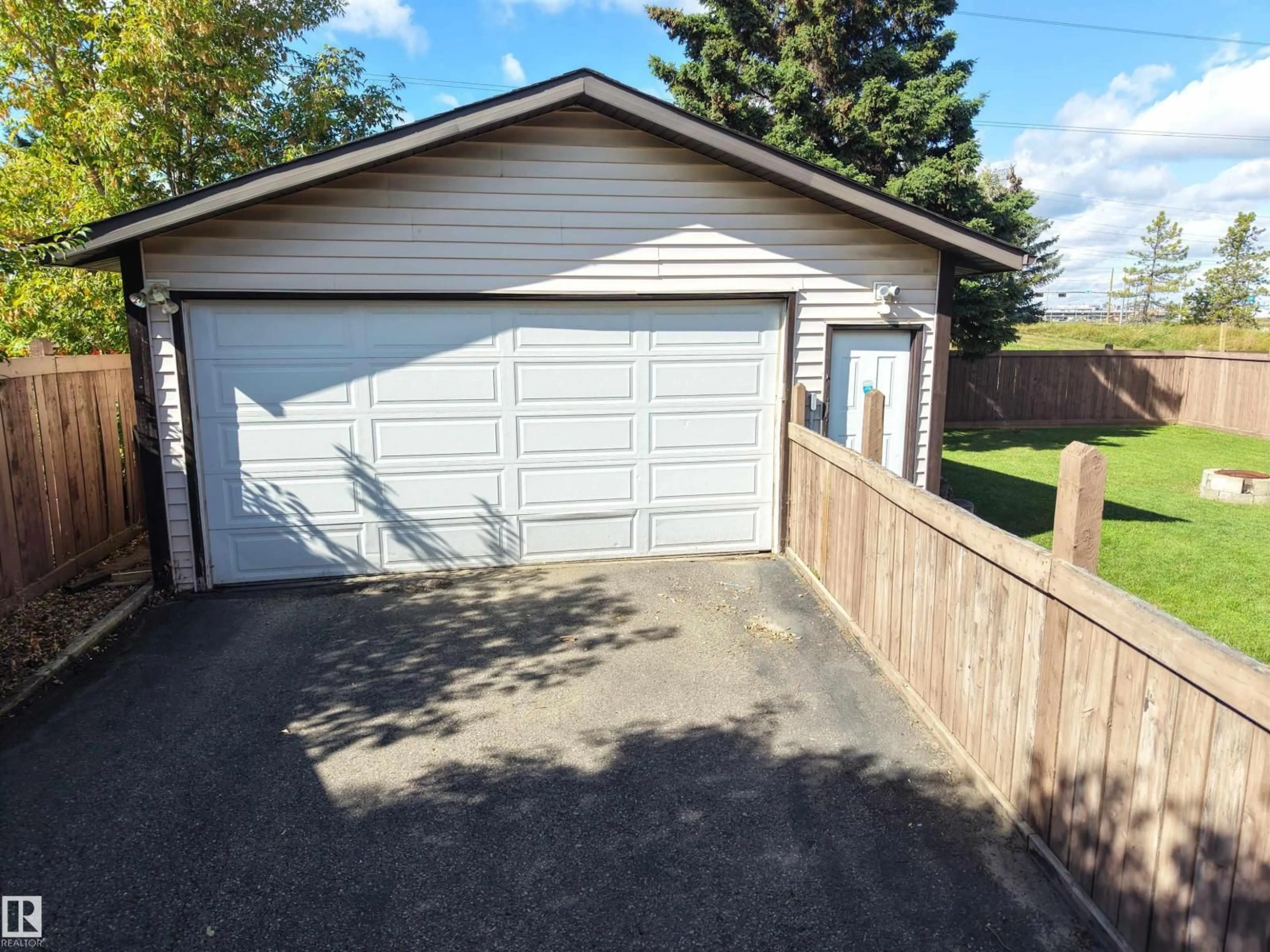 Indoor garage for 2672 89 ST, Edmonton Alberta T6K2Z3