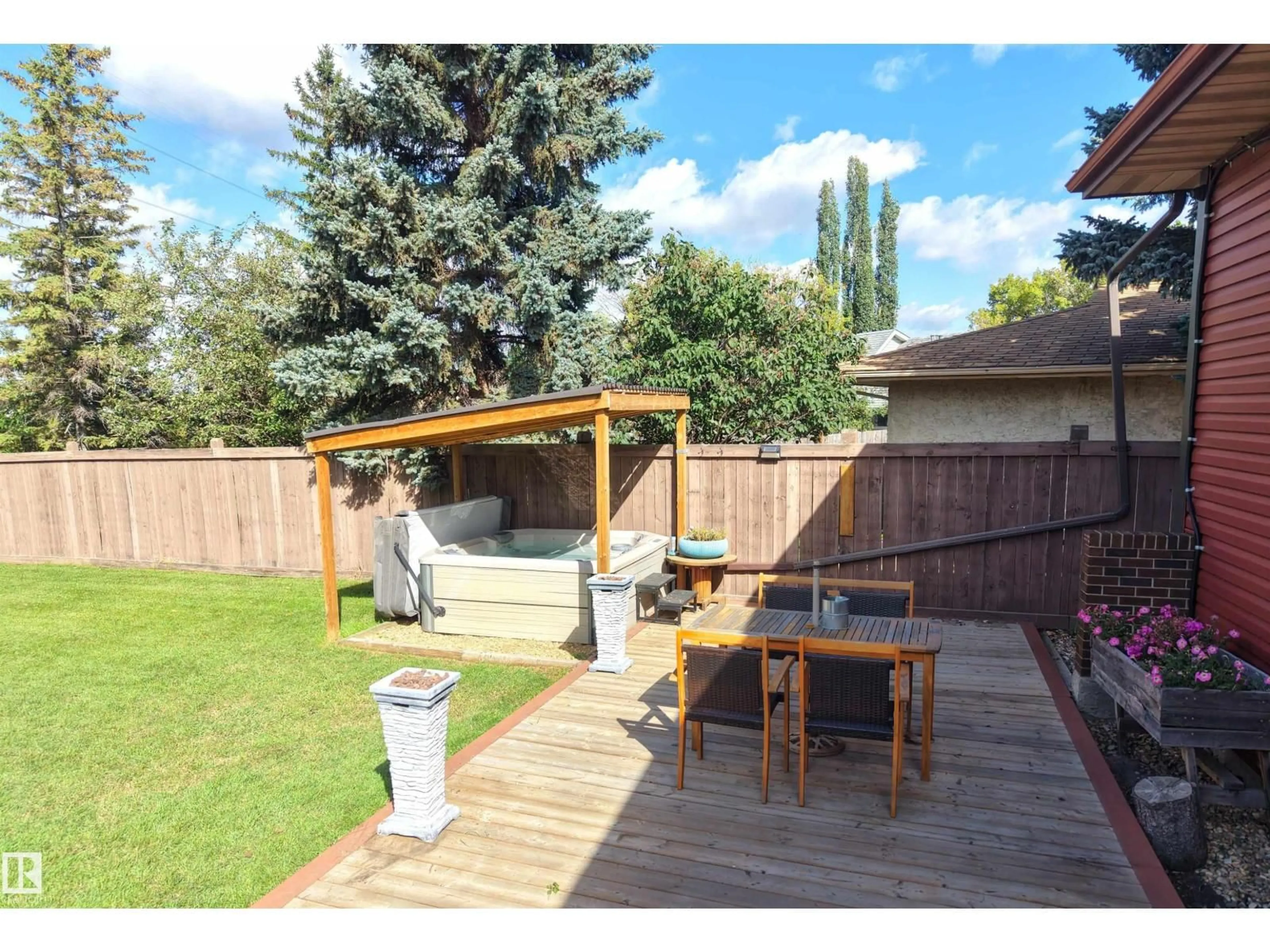 Patio, street for 2672 89 ST, Edmonton Alberta T6K2Z3