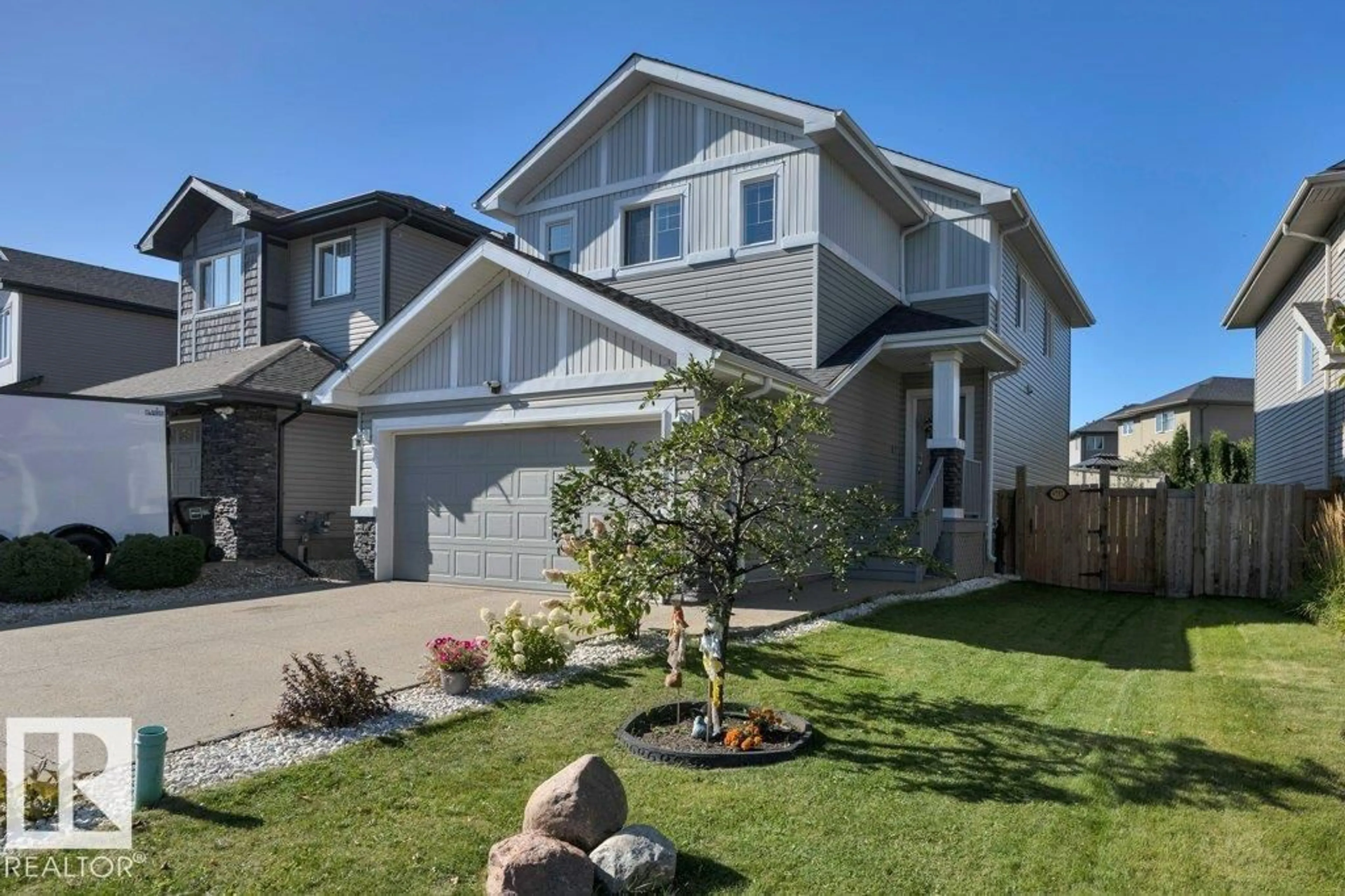 Home with vinyl exterior material, street for NW - 9732 205 ST, Edmonton Alberta T5T4V7