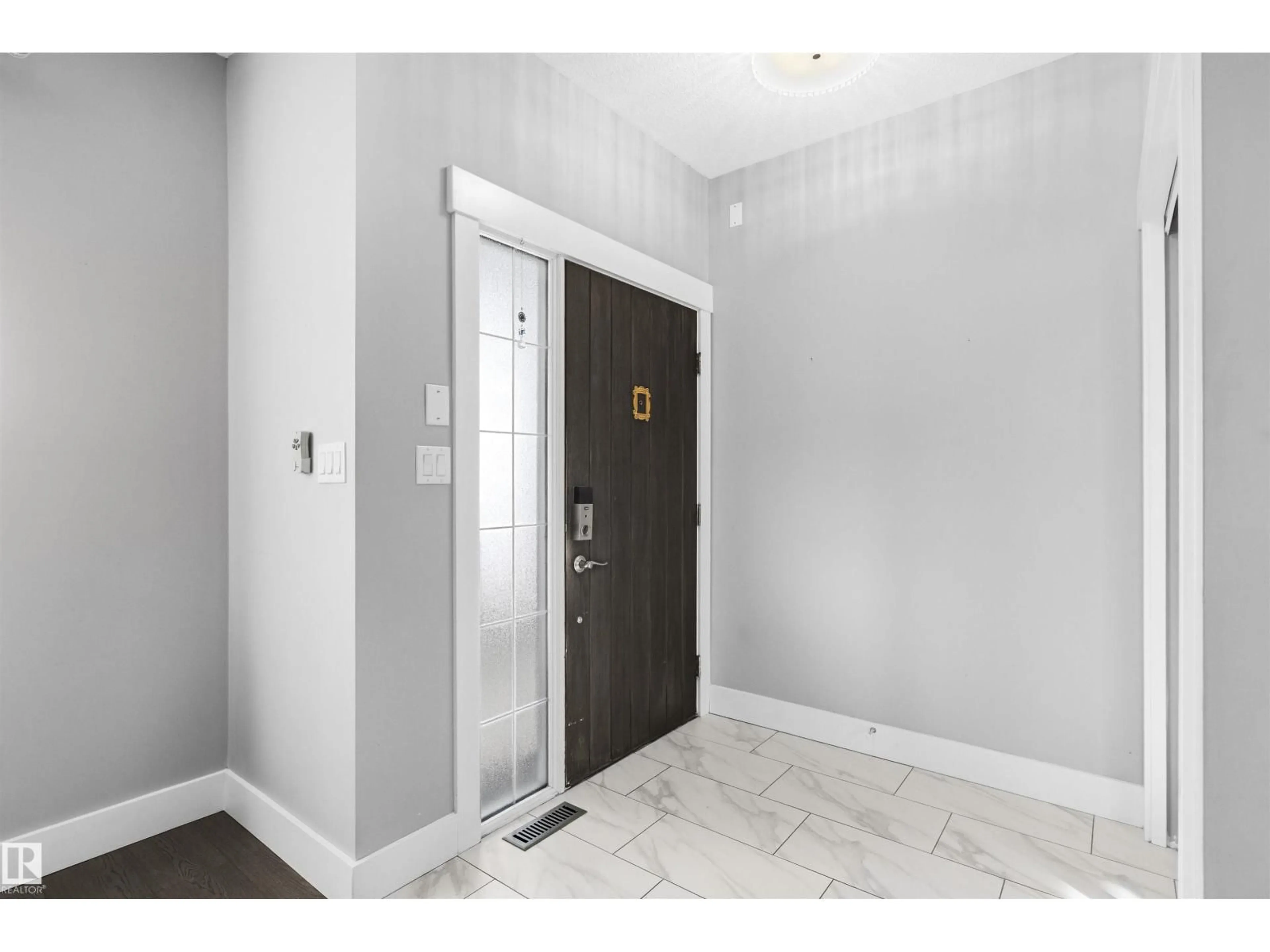 Indoor entryway for 9945 78 ST, Edmonton Alberta T6A3E1