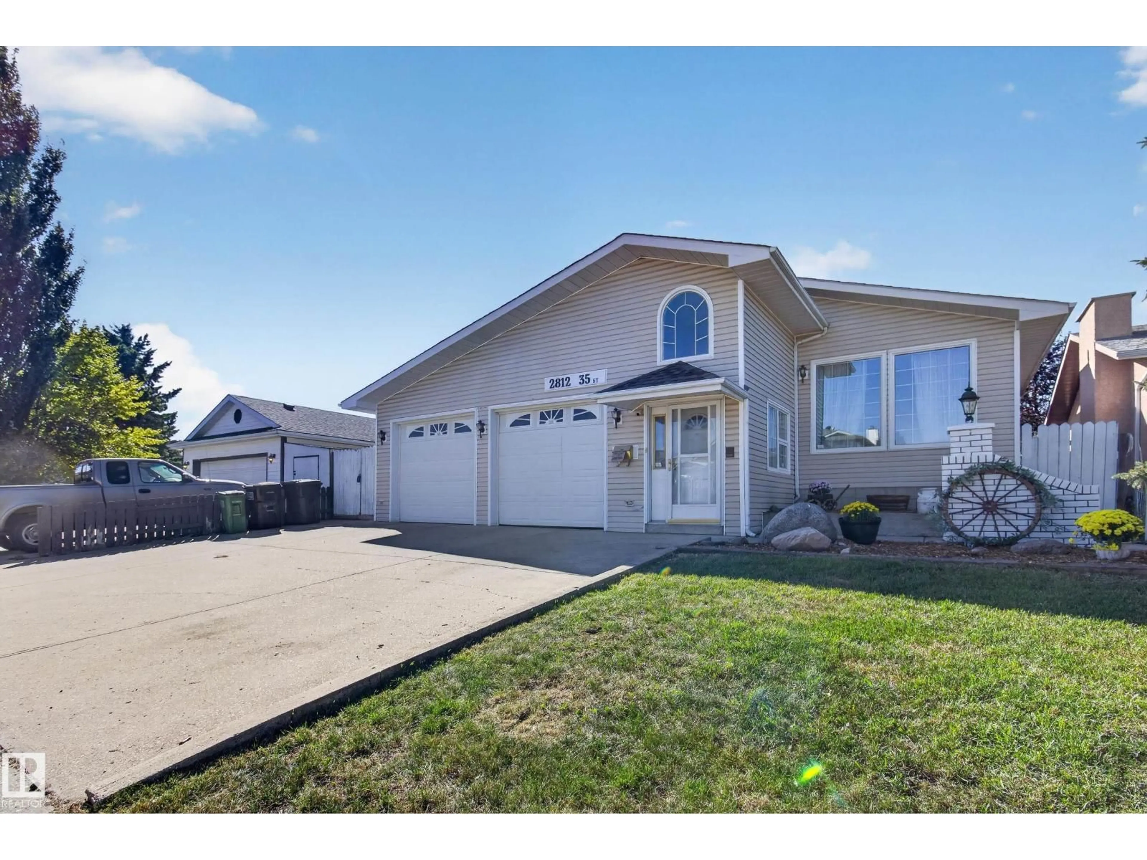 Home with vinyl exterior material, street for 2812 35 ST, Edmonton Alberta T6L3Y4