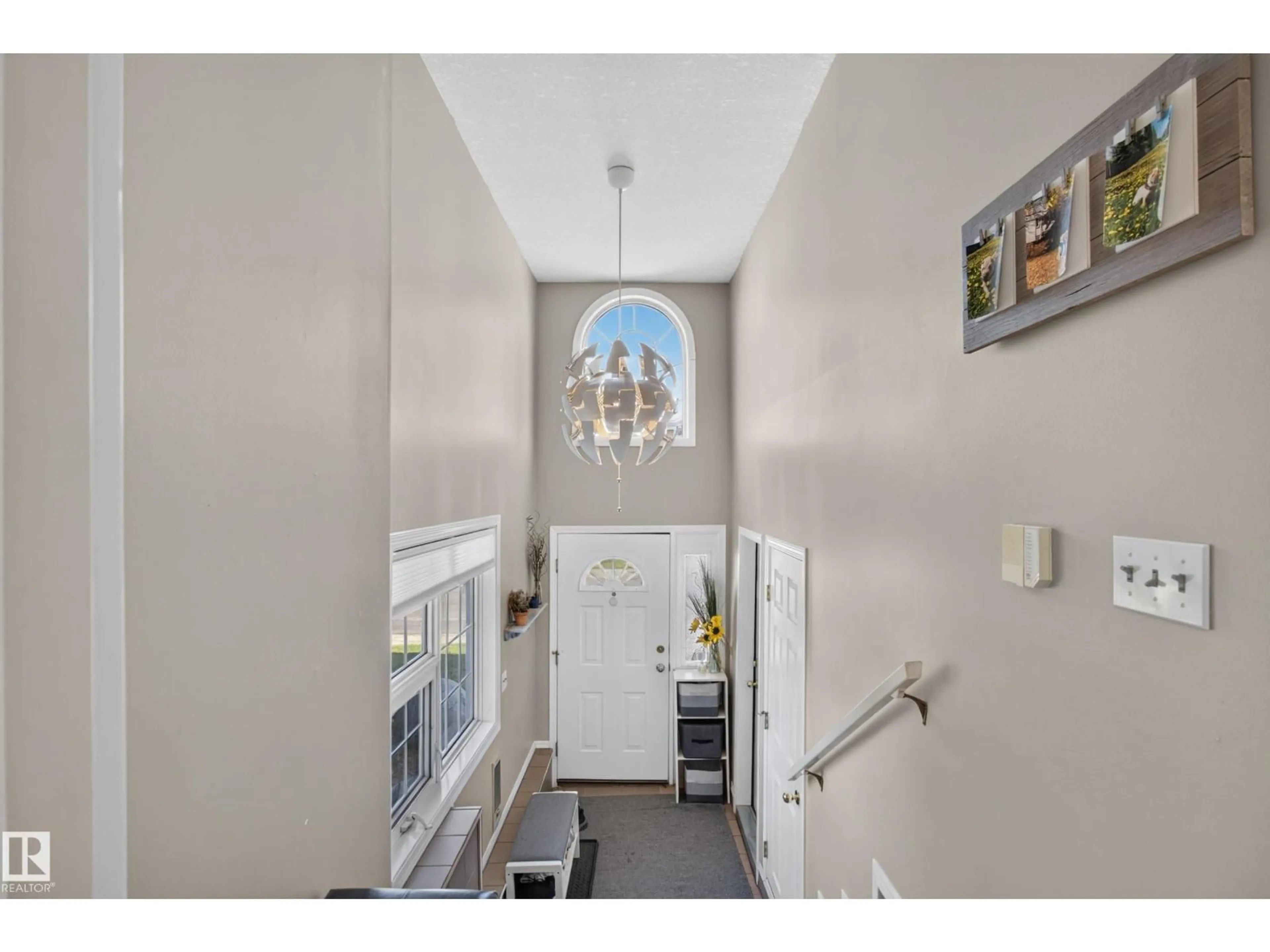 Indoor entryway for 2812 35 ST, Edmonton Alberta T6L3Y4