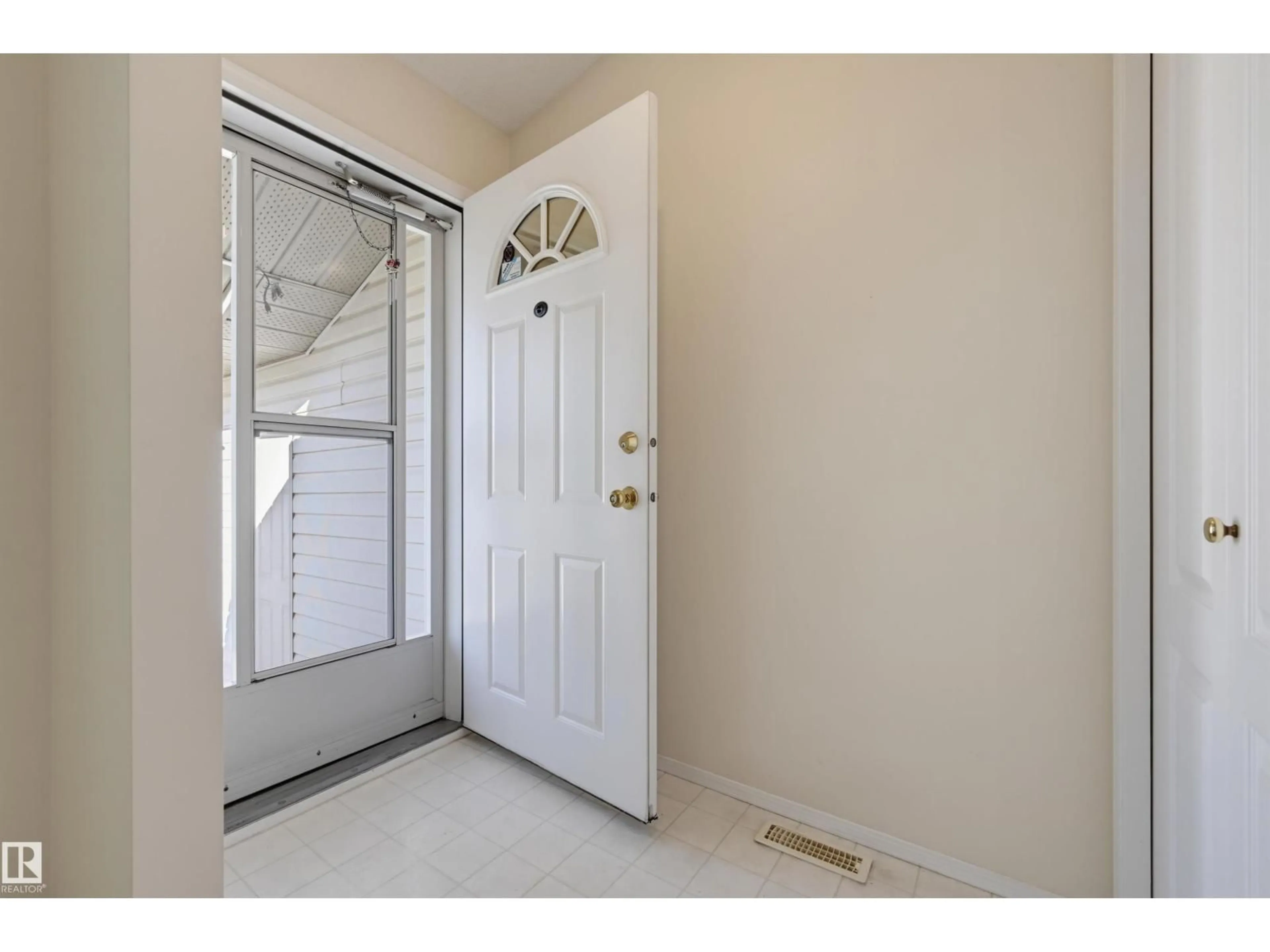 Indoor entryway for 13709 131 AV, Edmonton Alberta T5L5A3