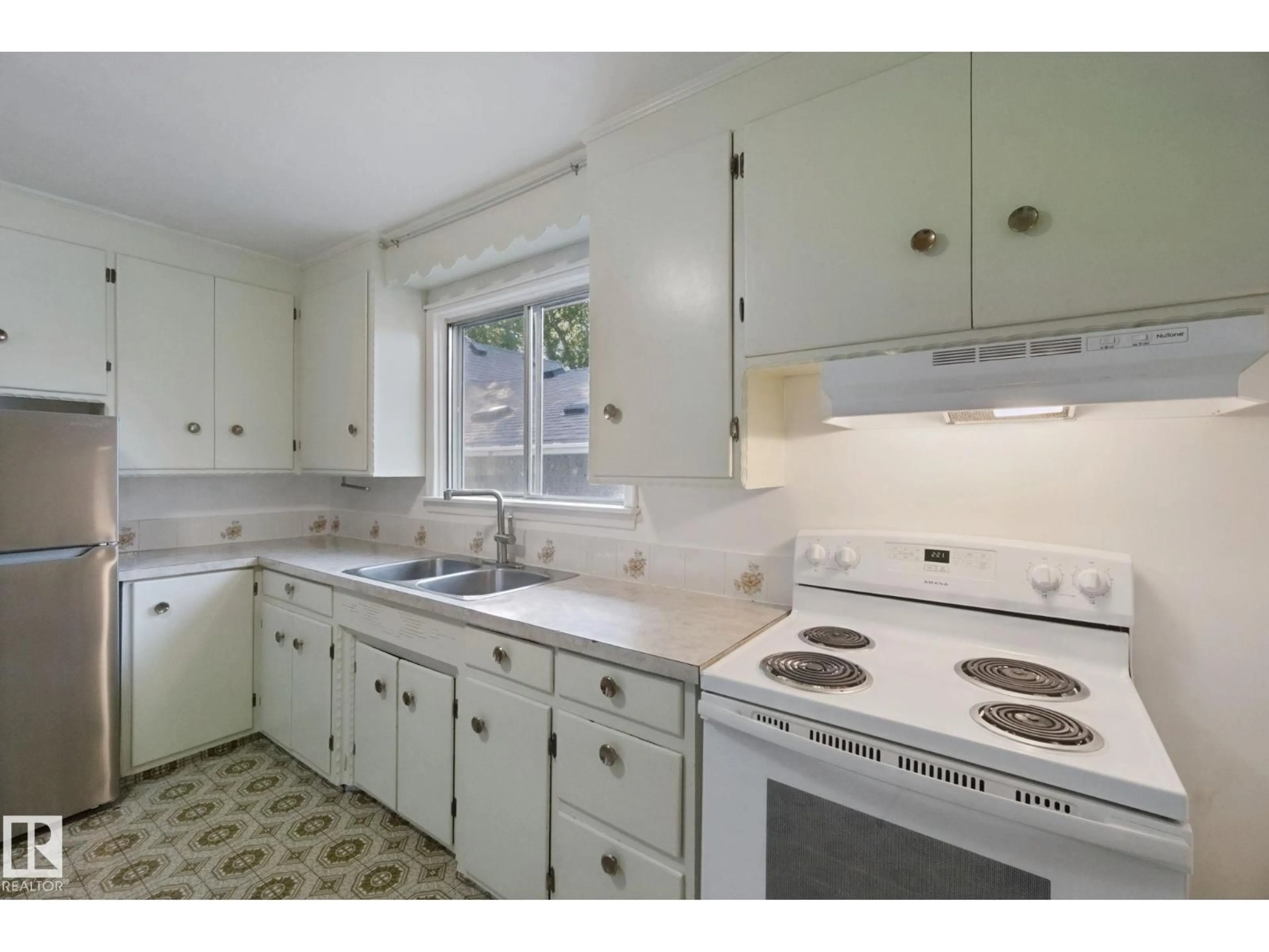 Standard kitchen, unknown for 12126 57 ST, Edmonton Alberta T5W3W1