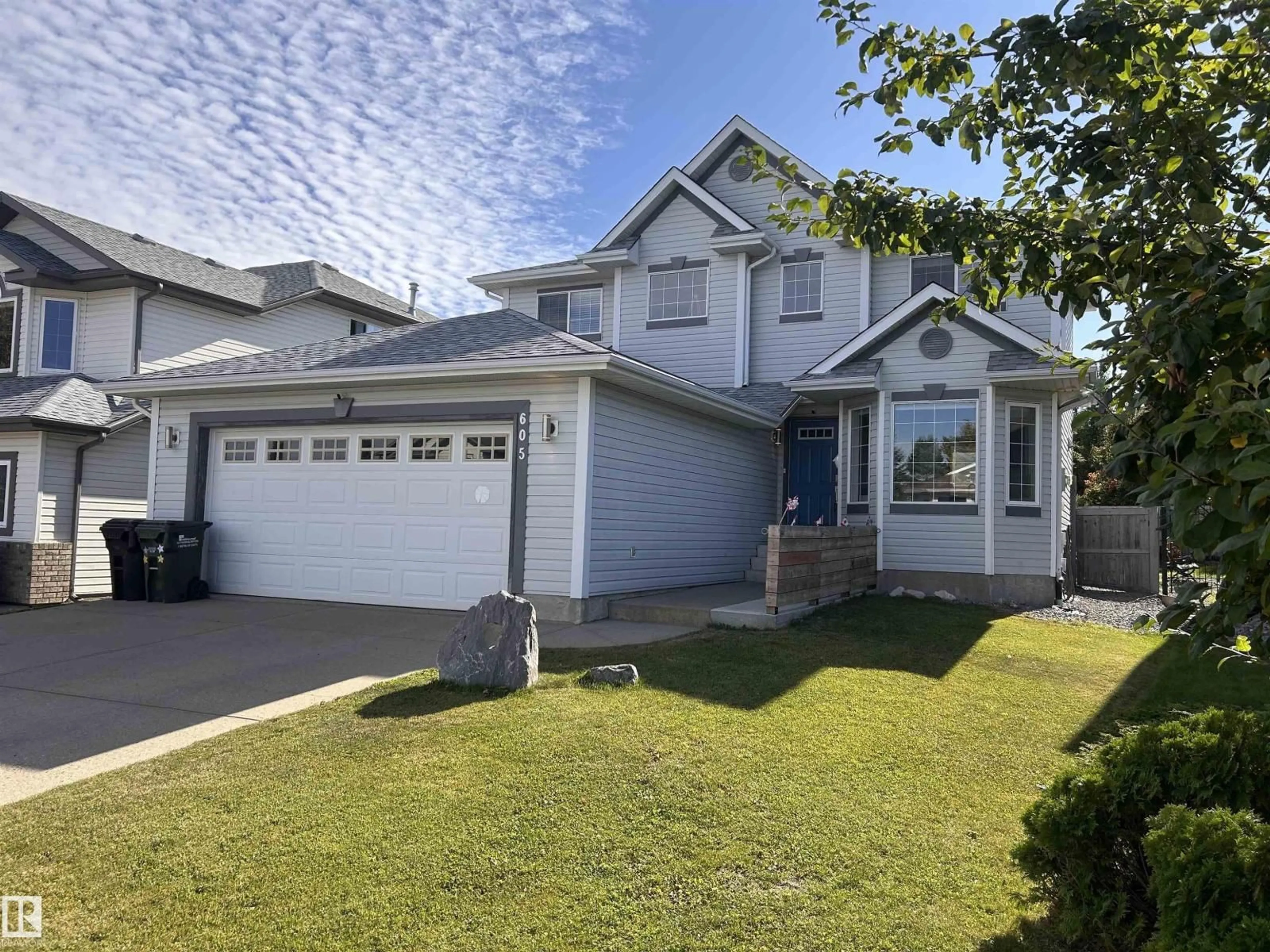 Home with vinyl exterior material, street for 605 FORREST DR, Sherwood Park Alberta T8A6G6