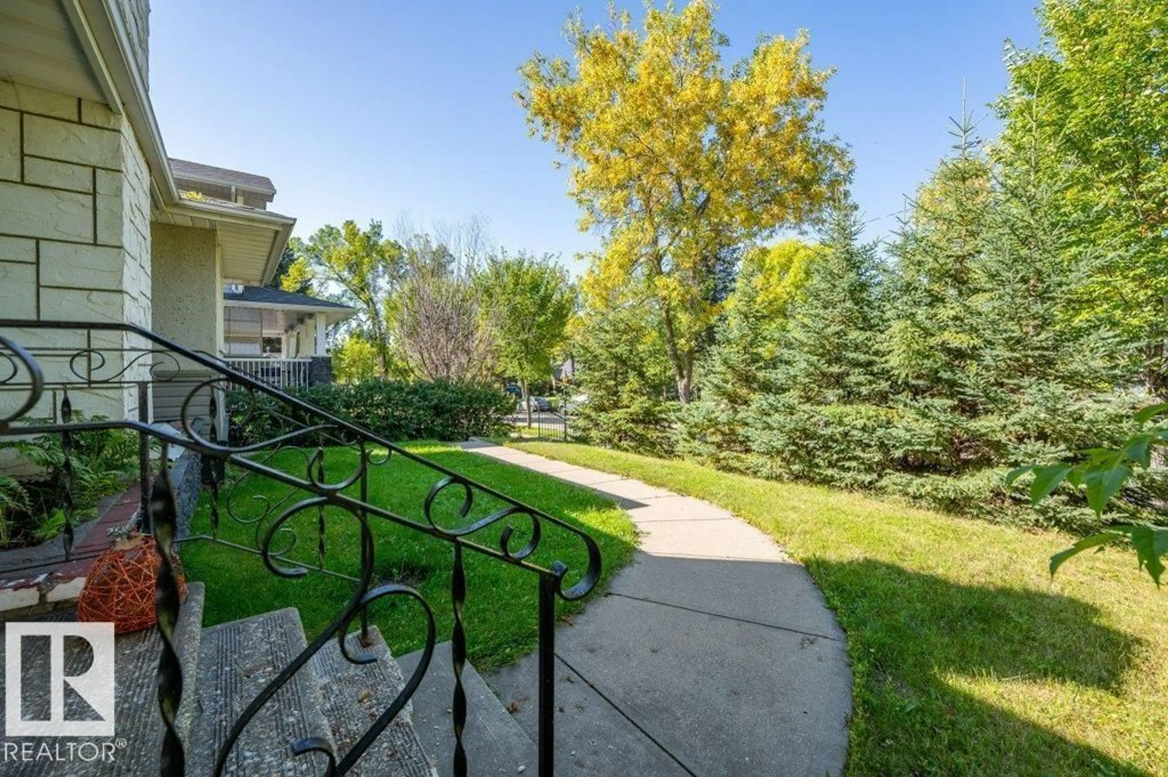Patio, street for 40 BIRCH DR, St. Albert Alberta T8N0E3