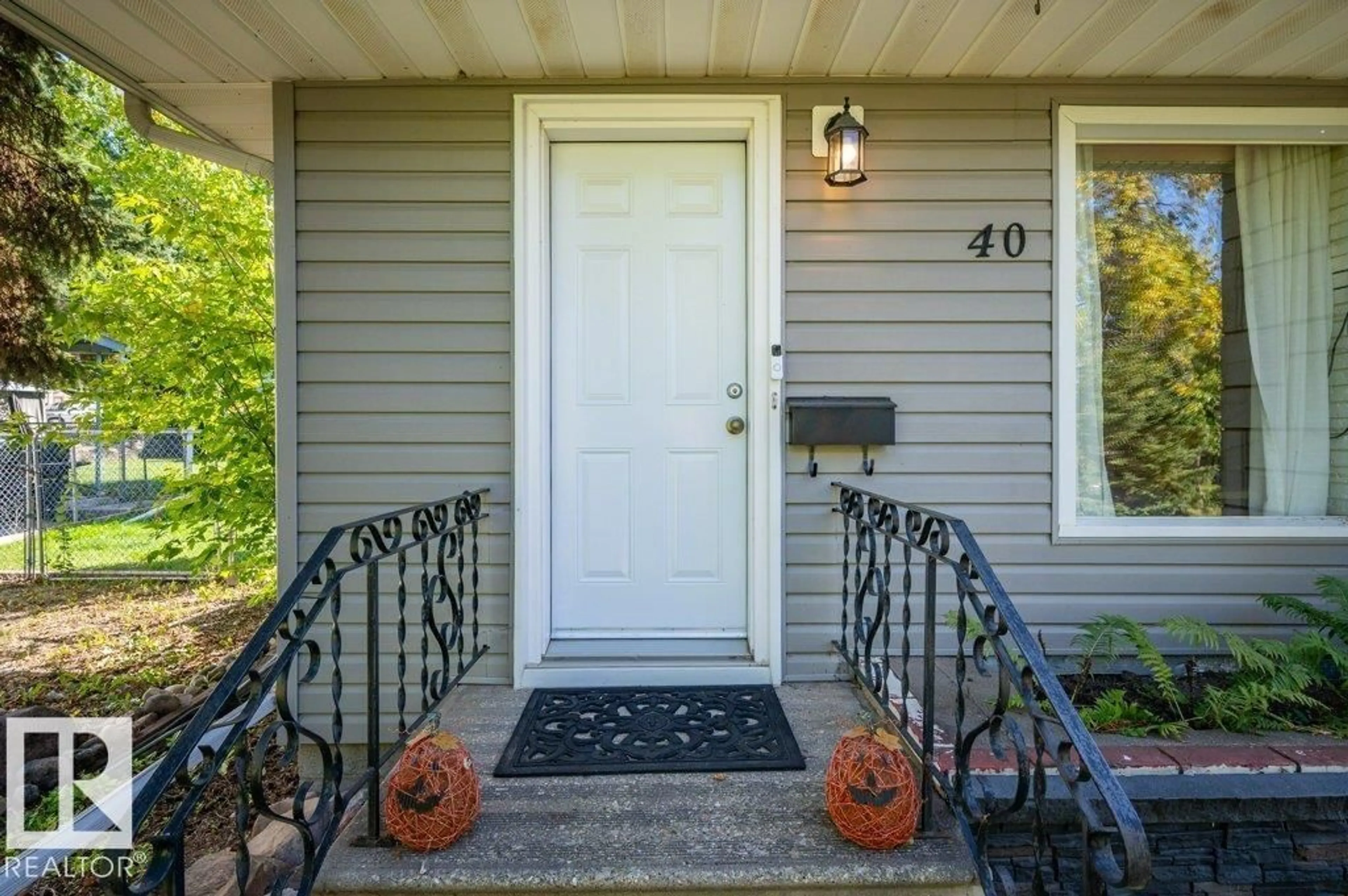 Indoor entryway for 40 BIRCH DR, St. Albert Alberta T8N0E3