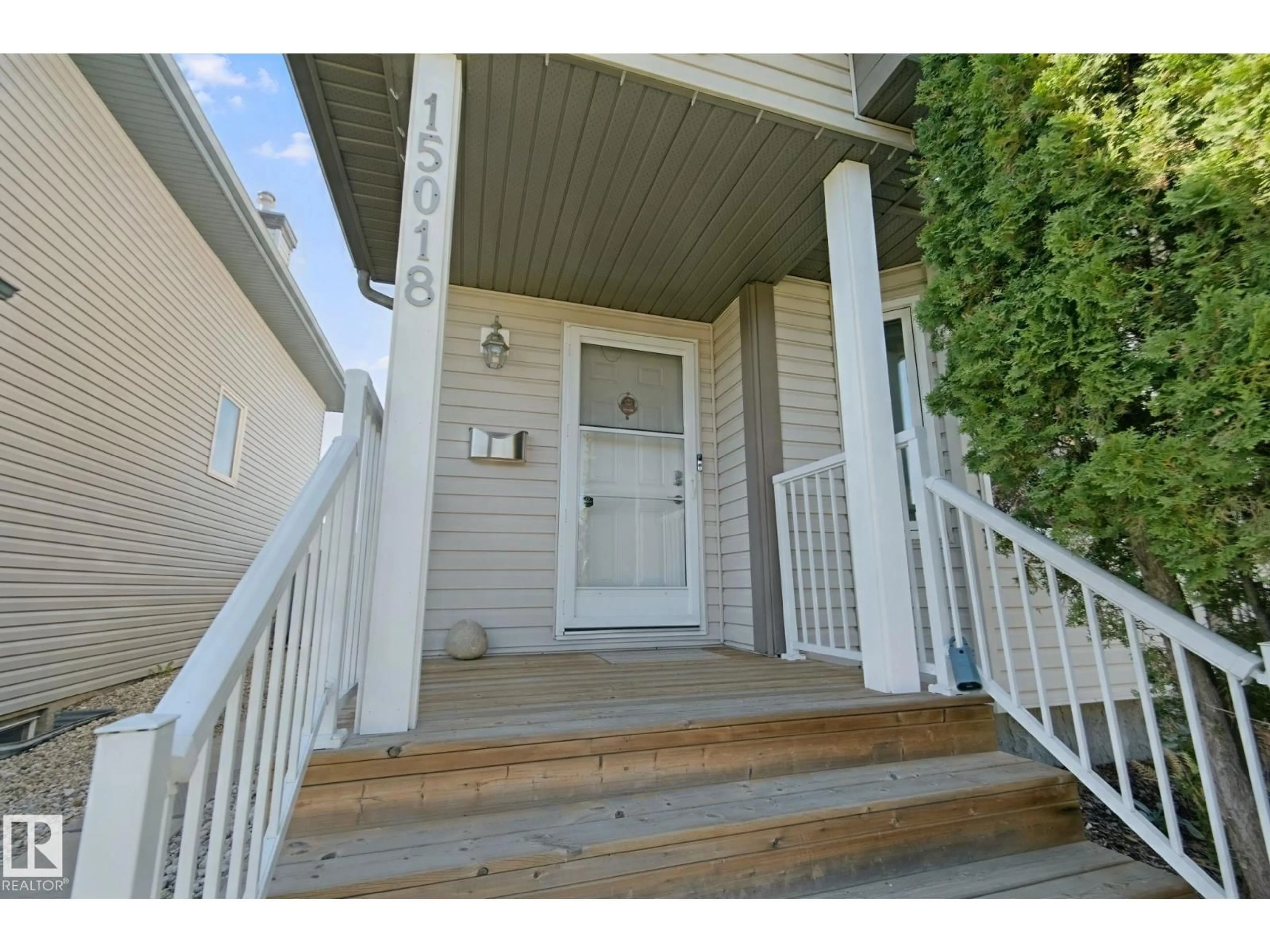 Indoor entryway for NW - 15018 135A ST, Edmonton Alberta T6V1N1