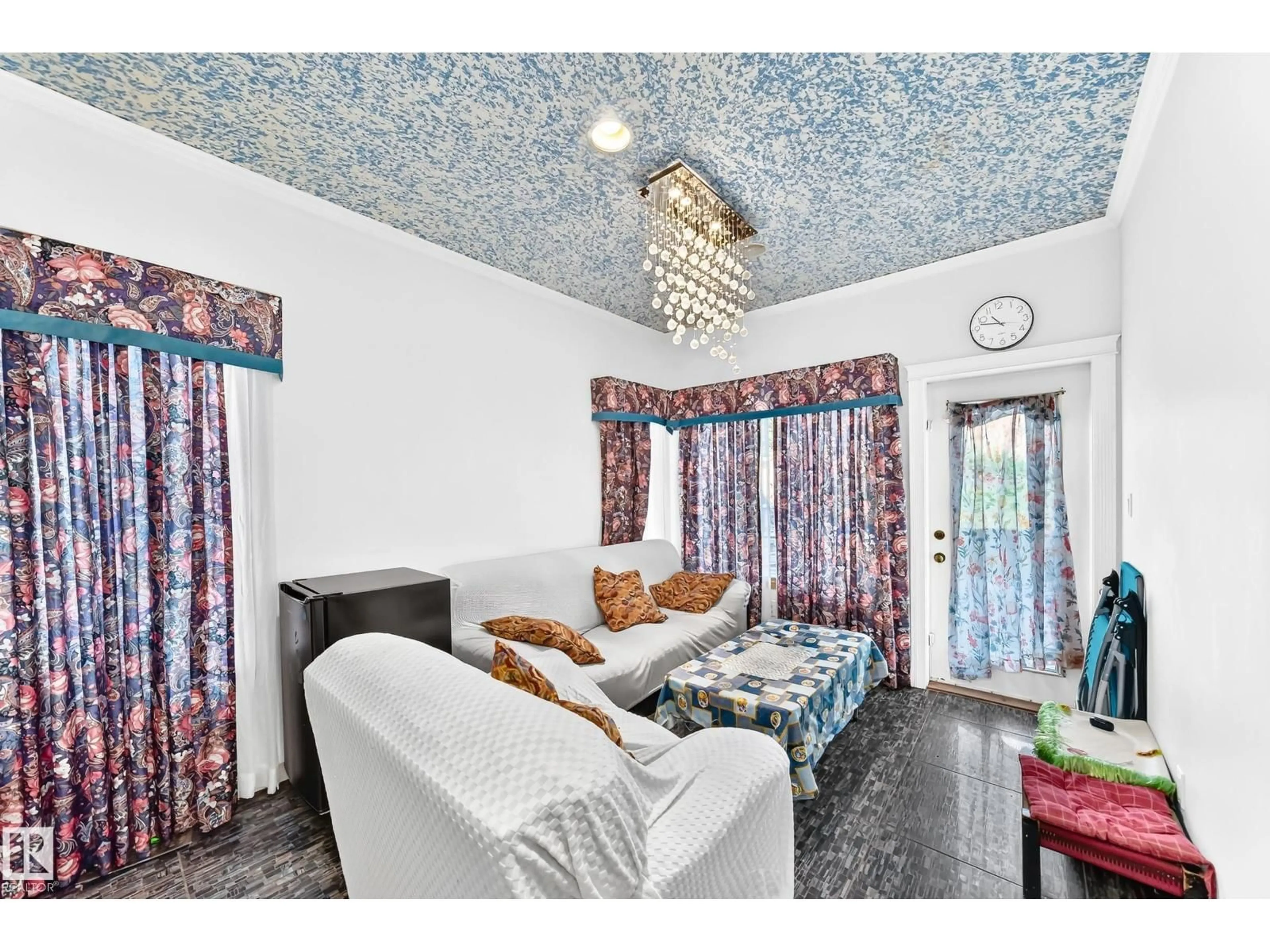 A pic of a room for 566 BUTTERWORTH WY, Edmonton Alberta T6R2P6