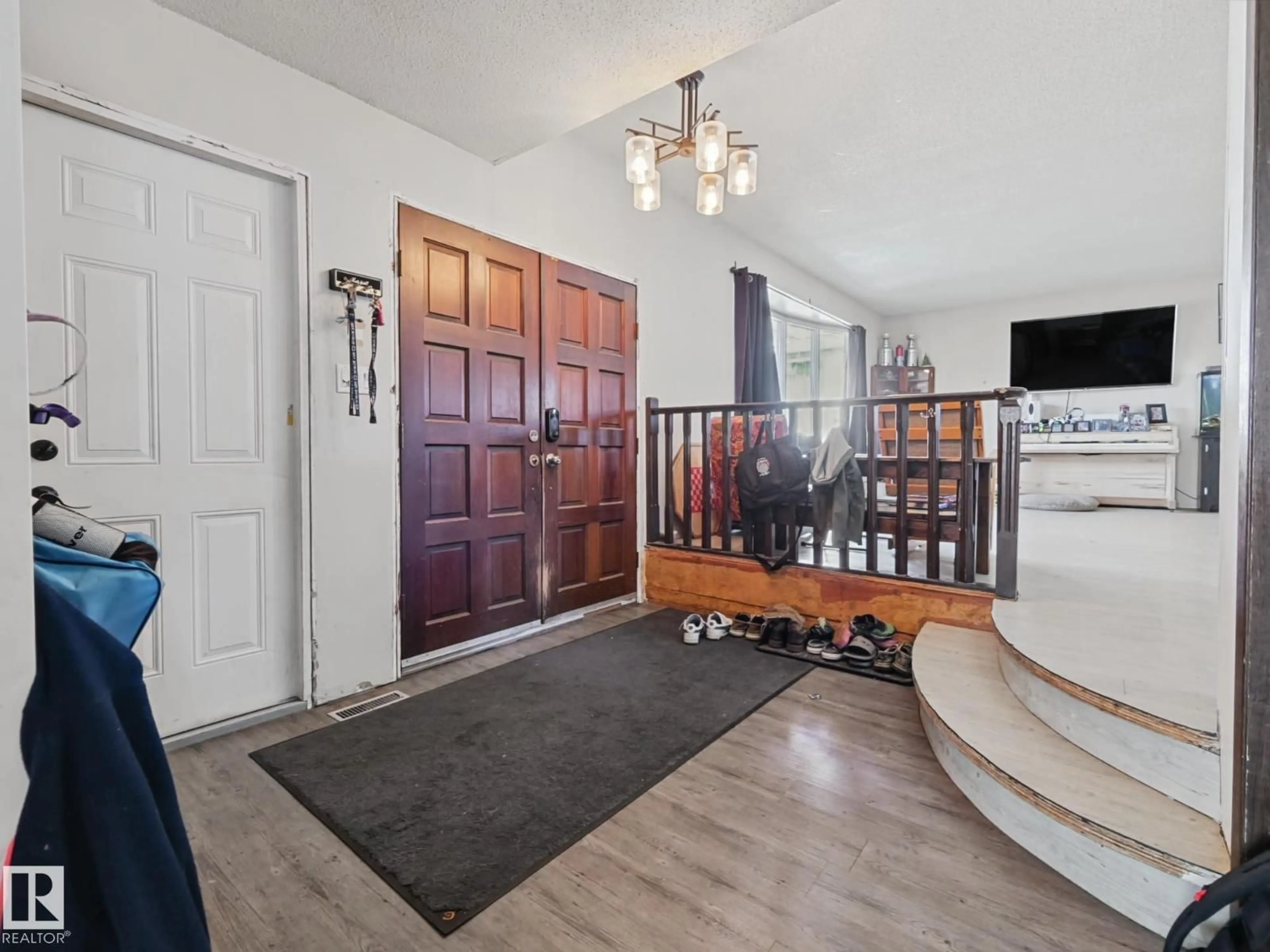 Indoor entryway for NW - 3515 51 ST, Edmonton Alberta T6L1C7