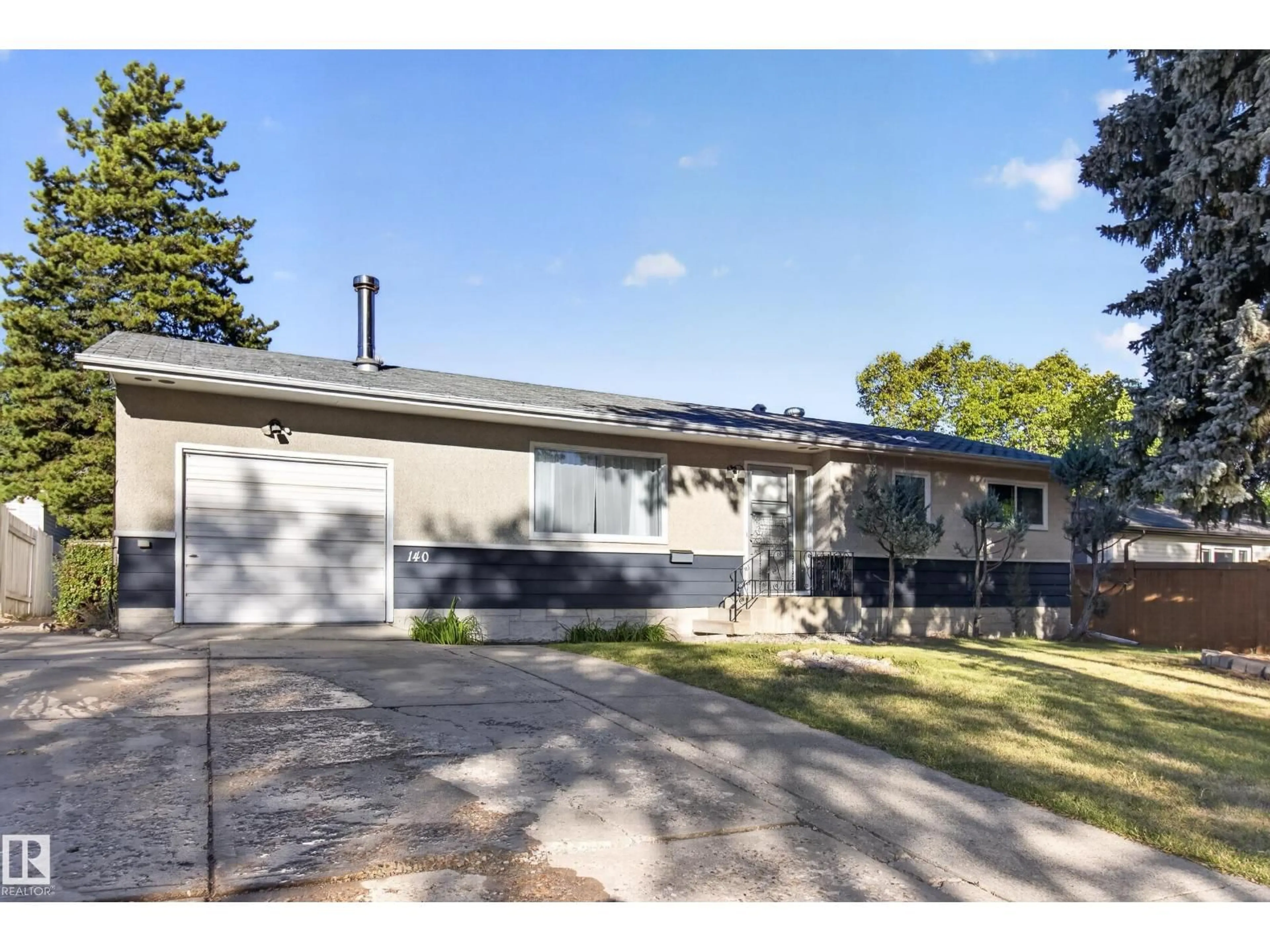 Home with vinyl exterior material, street for 140 WILLOW ST, Sherwood Park Alberta T8A1P2
