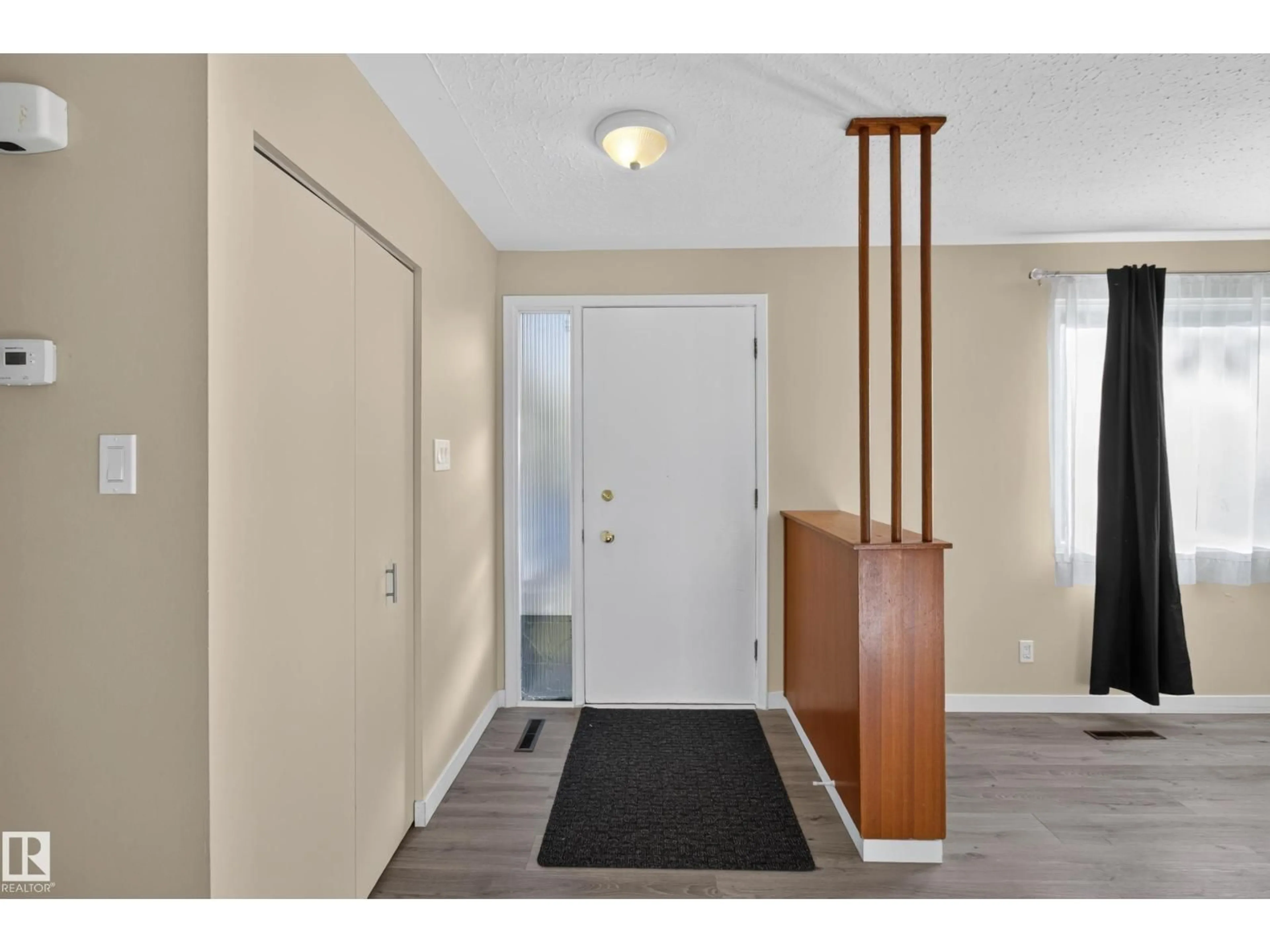 Indoor entryway for 140 WILLOW ST, Sherwood Park Alberta T8A1P2