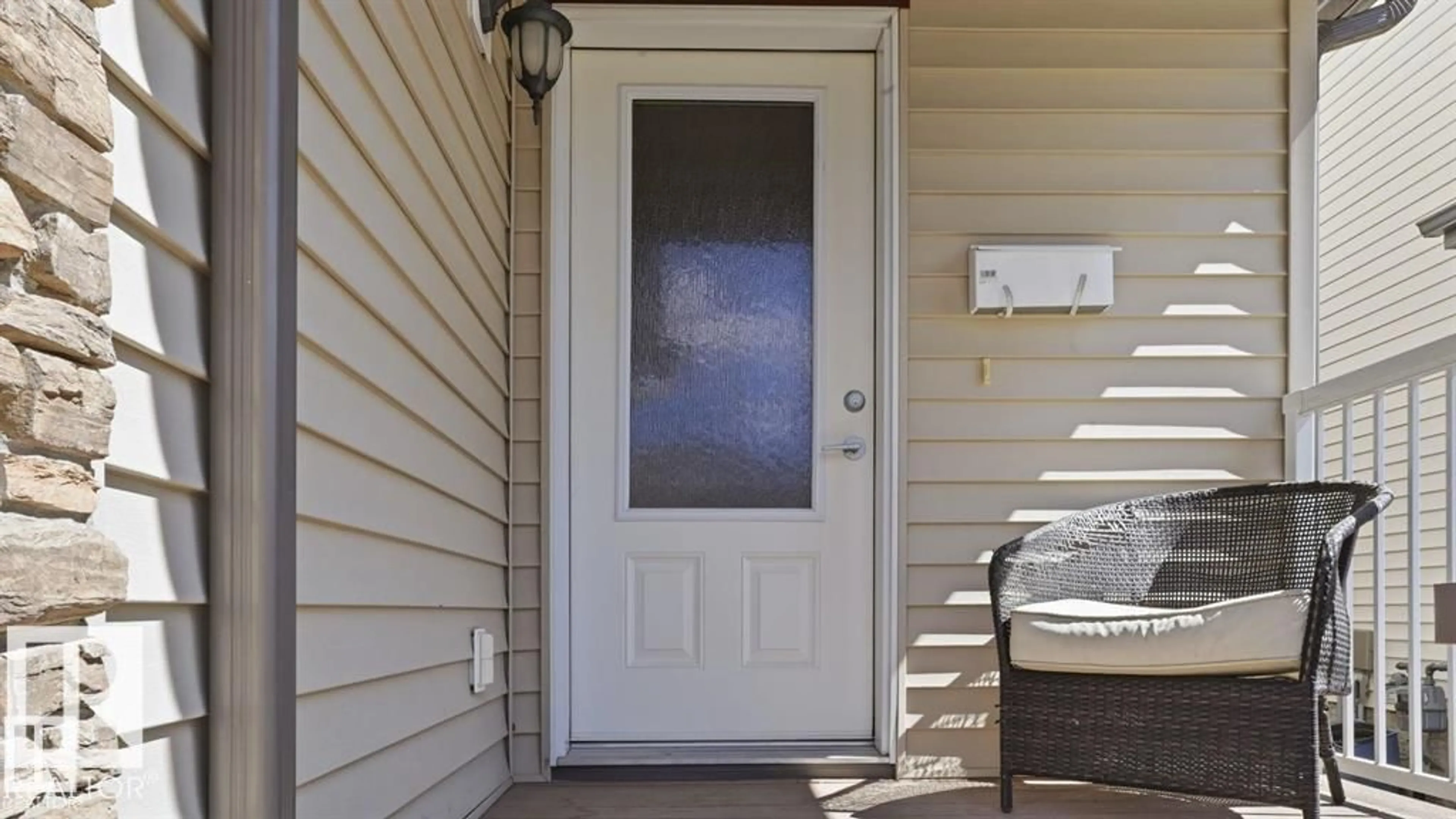 Indoor entryway for 1709 64 ST, Edmonton Alberta T6X0M8