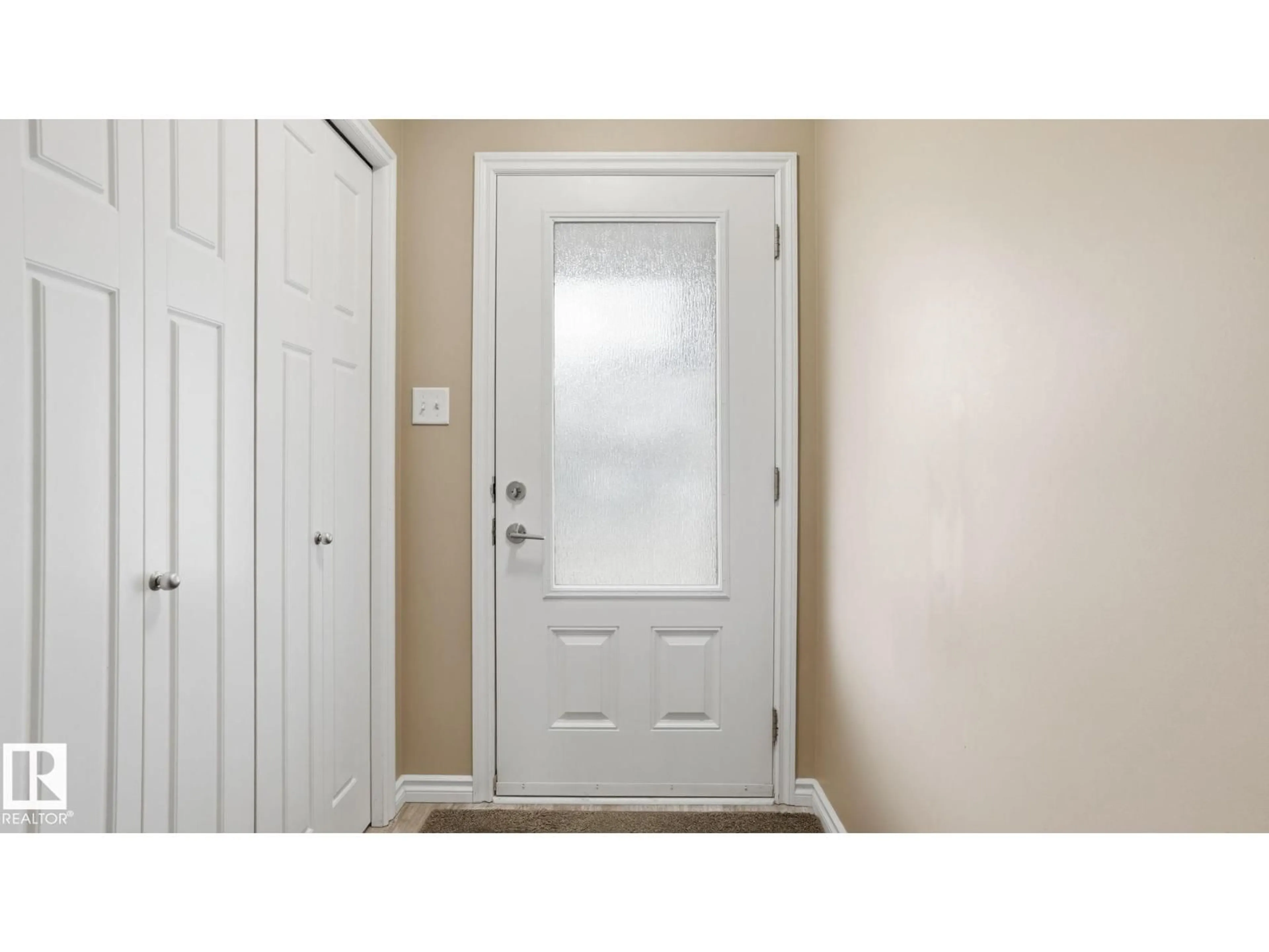 Indoor entryway for 1709 64 ST, Edmonton Alberta T6X0M8