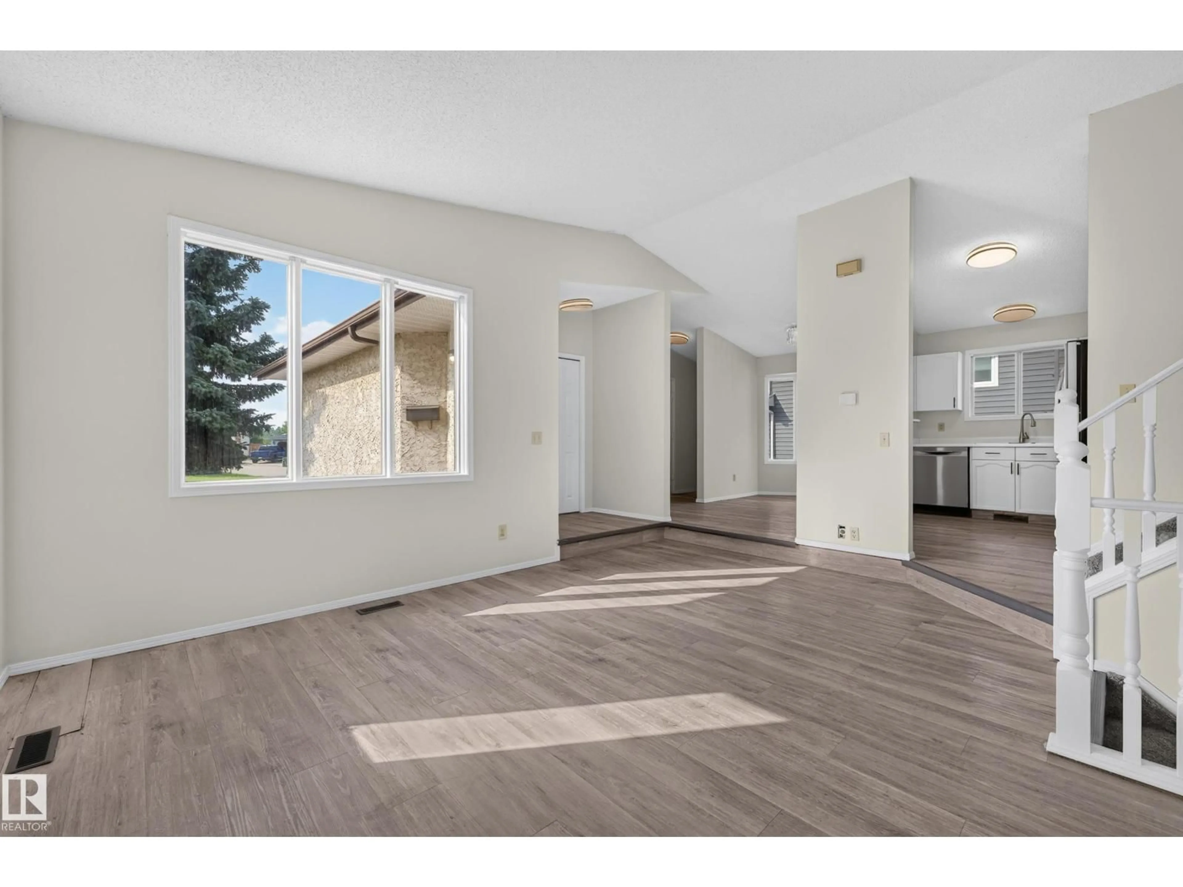 A pic of a room for 3722 34A AV NW, Edmonton Alberta T6L4Z2