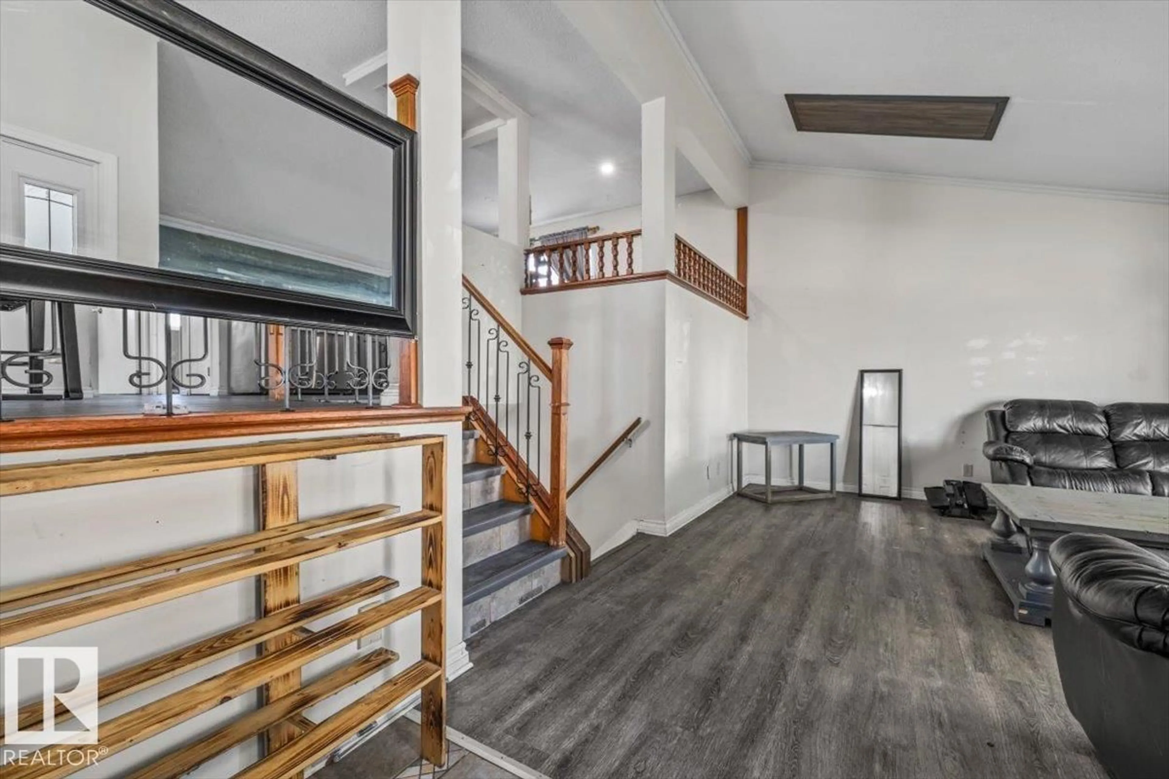 Indoor foyer for 329 WARWICK RD, Edmonton Alberta T5X4R1
