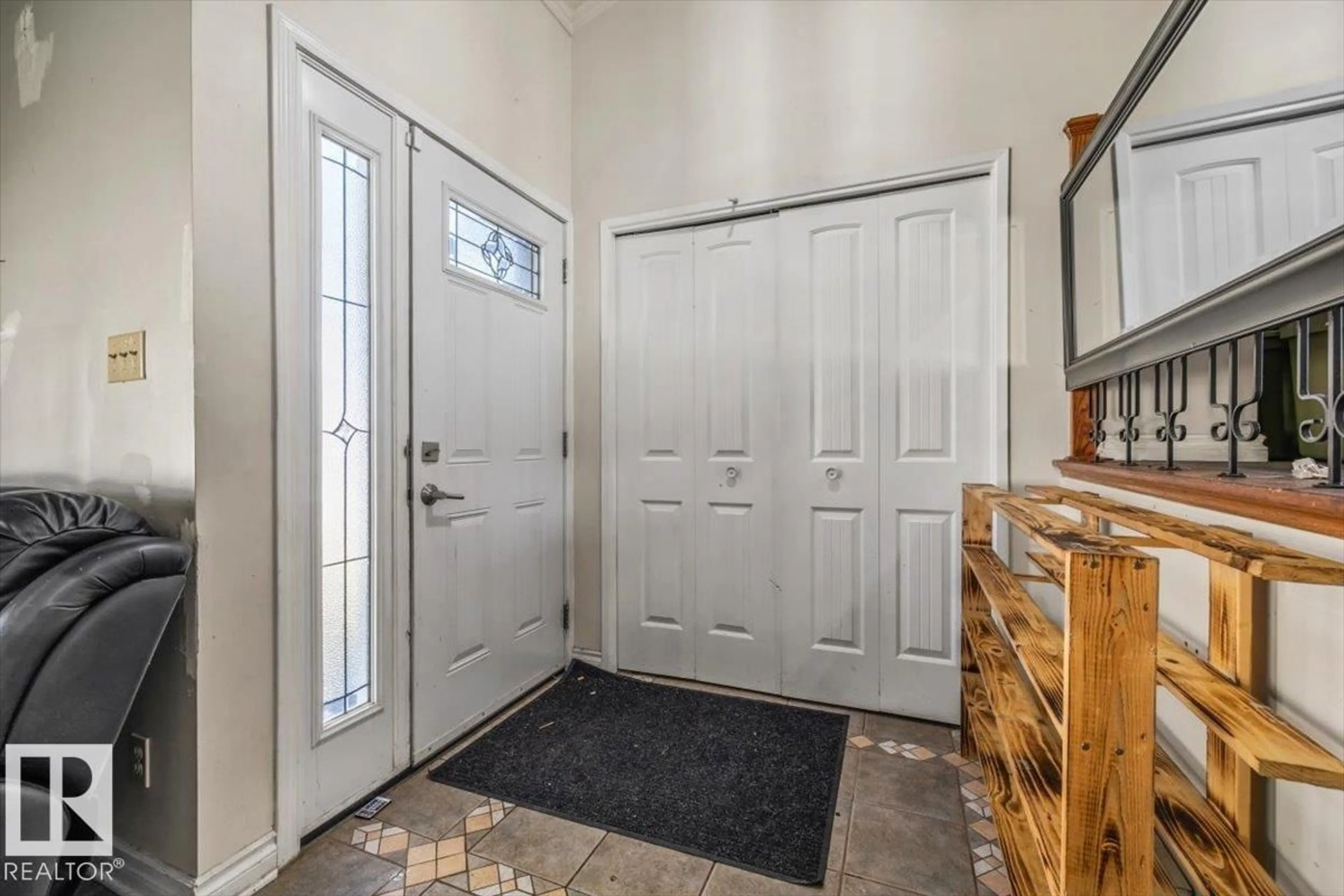 Indoor entryway for 329 WARWICK RD, Edmonton Alberta T5X4R1