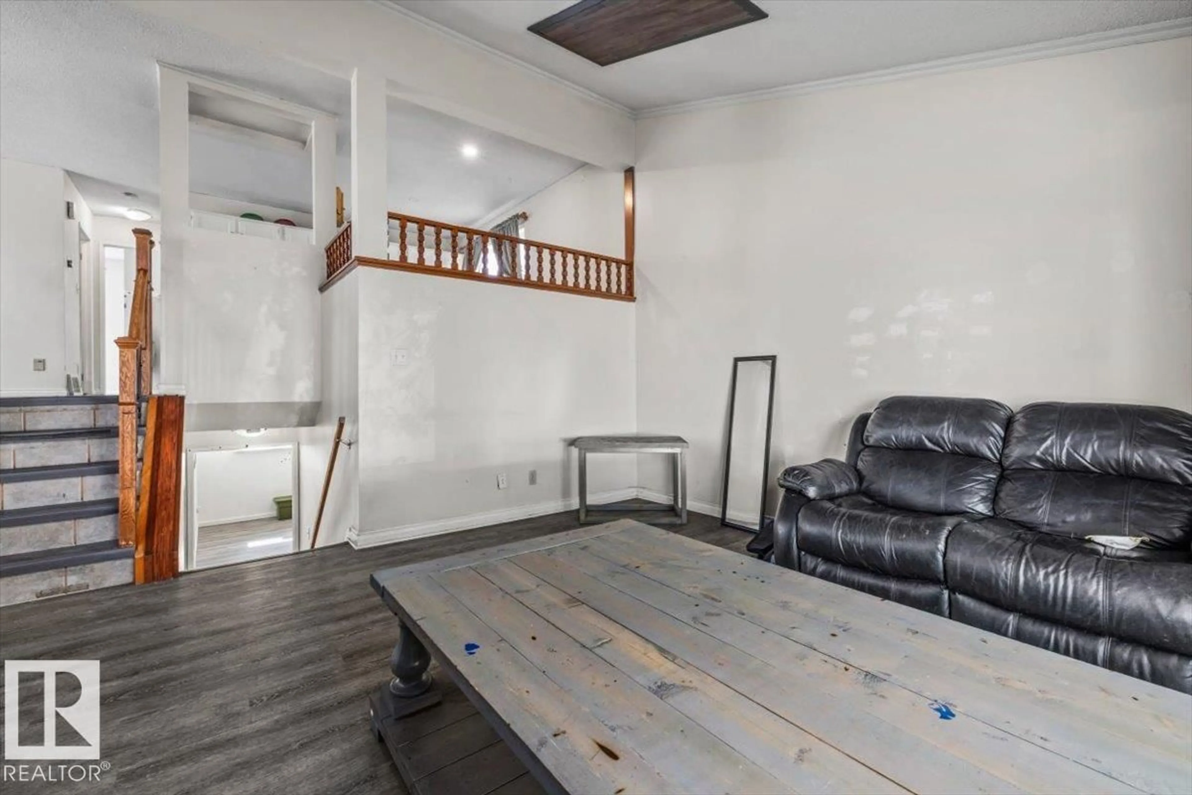 A pic of a room for 329 WARWICK RD, Edmonton Alberta T5X4R1