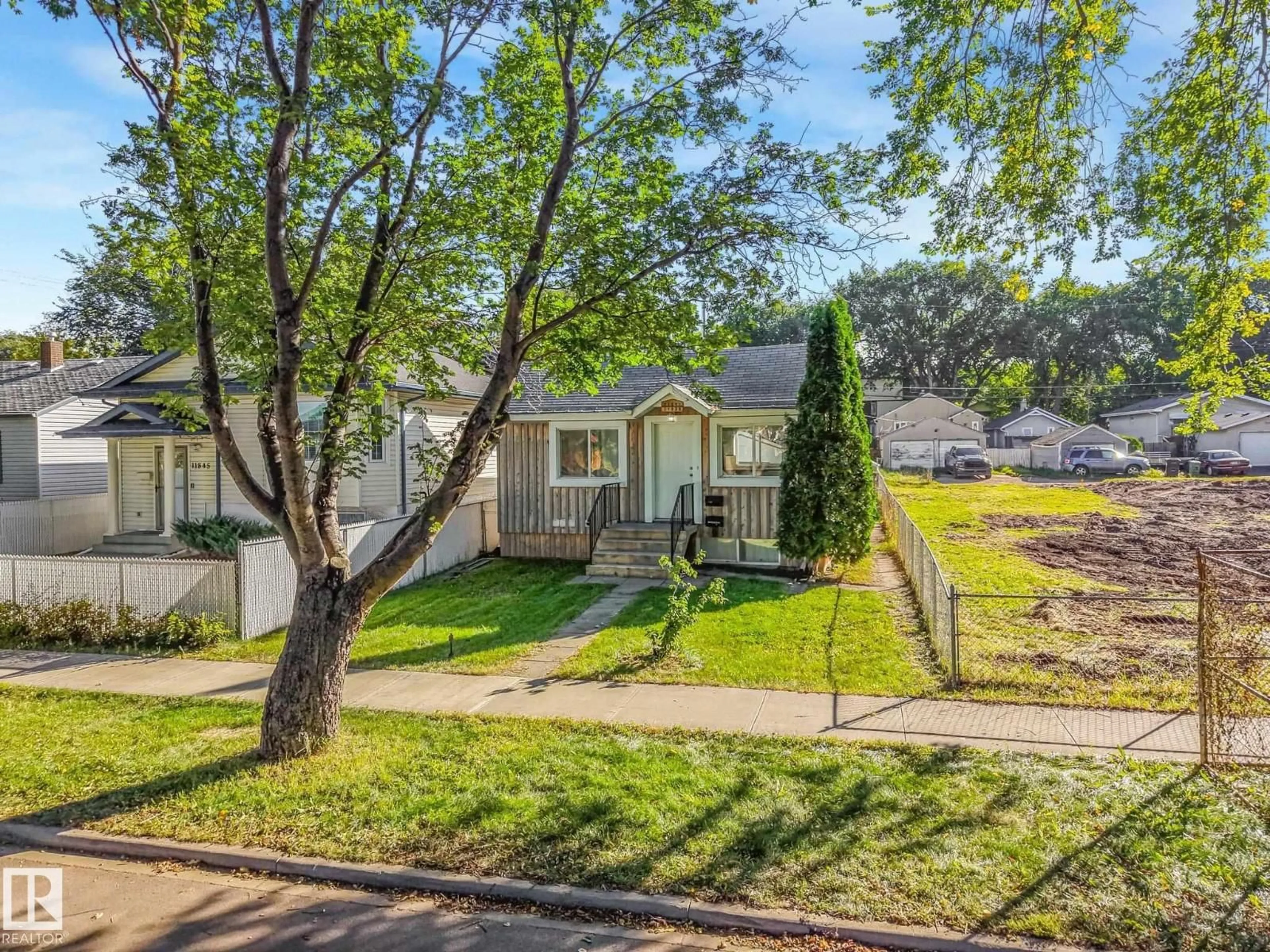 A pic from outside/outdoor area/front of a property/back of a property/a pic from drone, street for 11841 71 ST, Edmonton Alberta T5B1W4