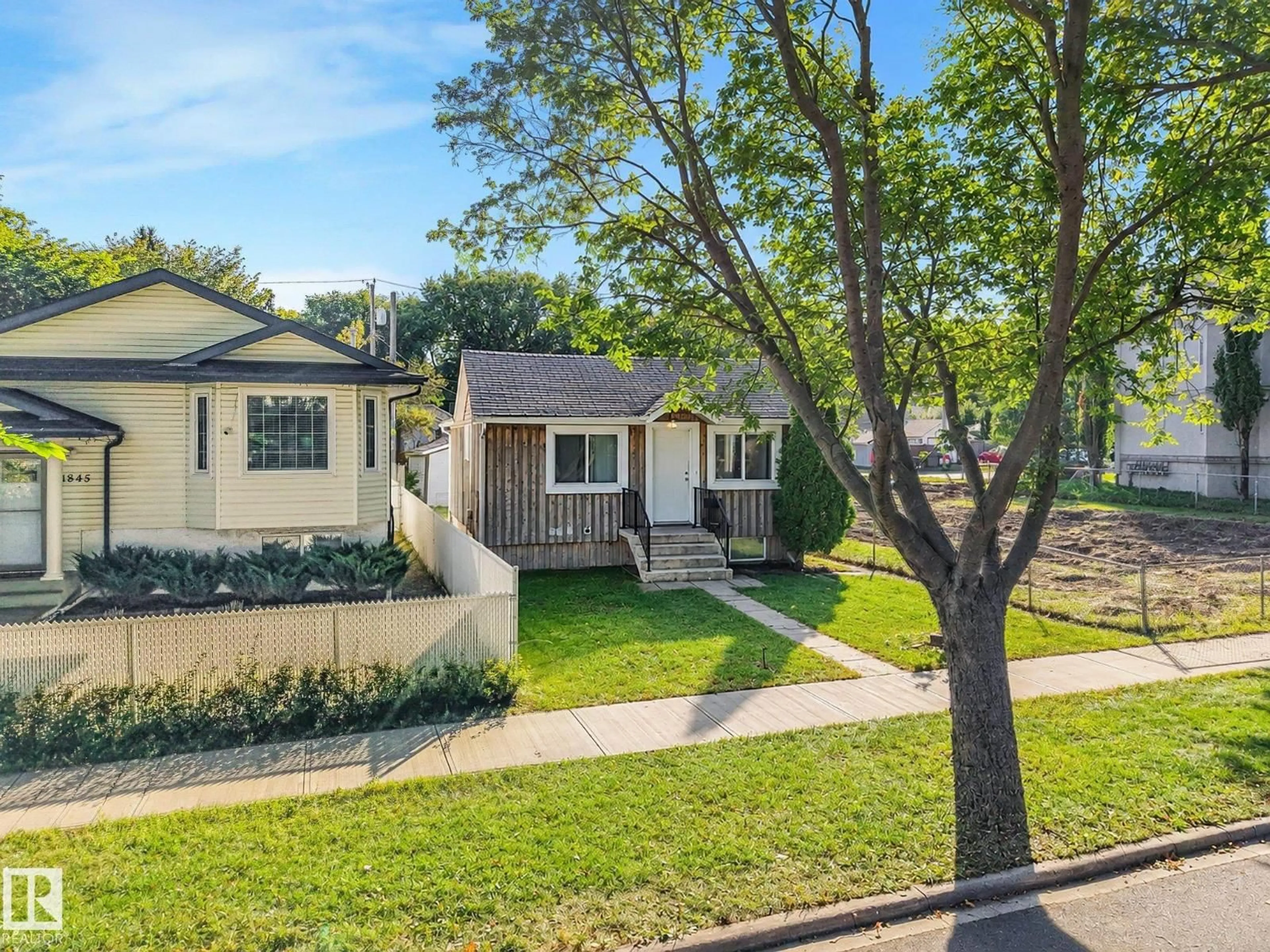 A pic from outside/outdoor area/front of a property/back of a property/a pic from drone, street for 11841 71 ST, Edmonton Alberta T5B1W4