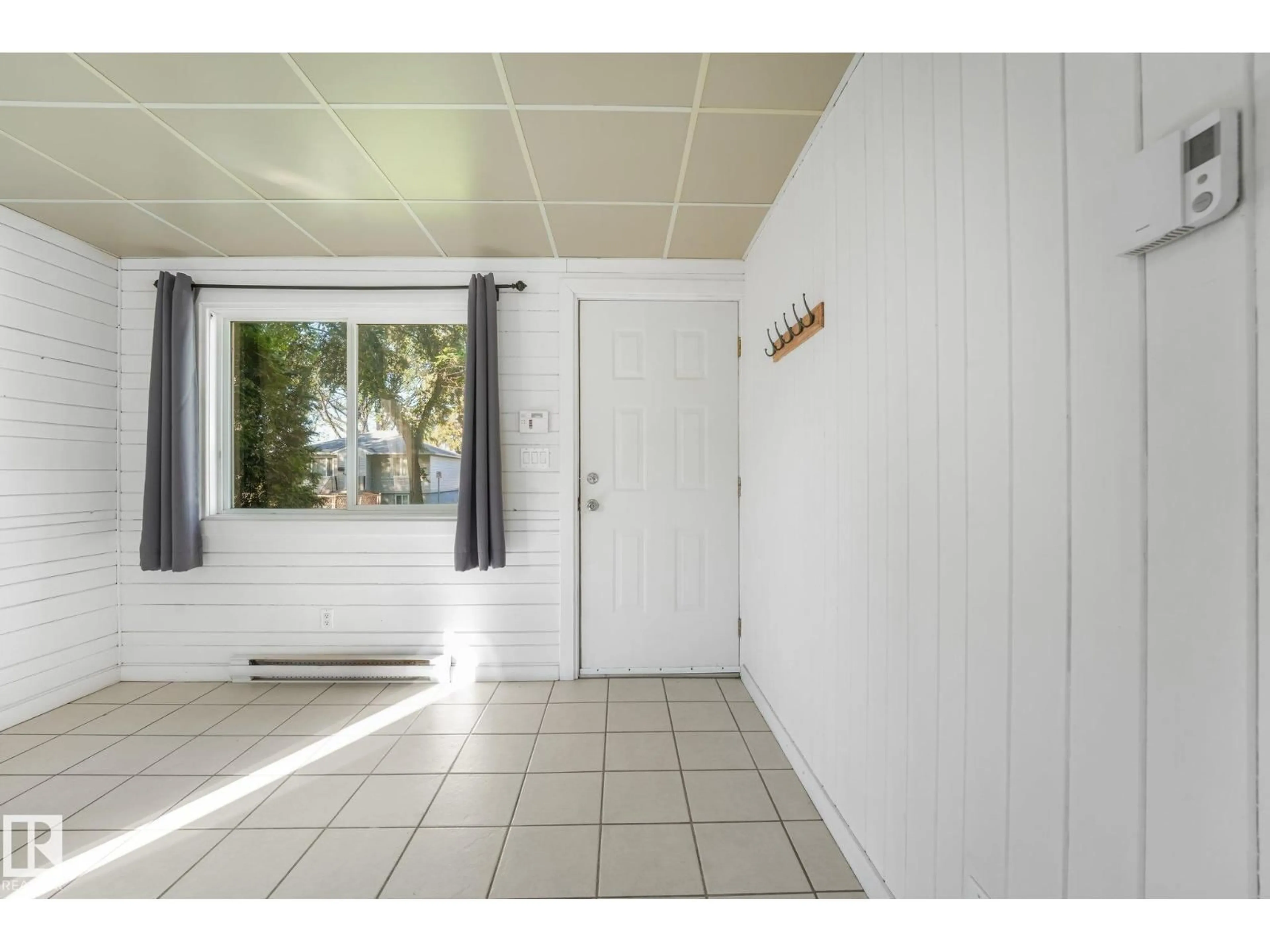 Indoor entryway for 11841 71 ST, Edmonton Alberta T5B1W4