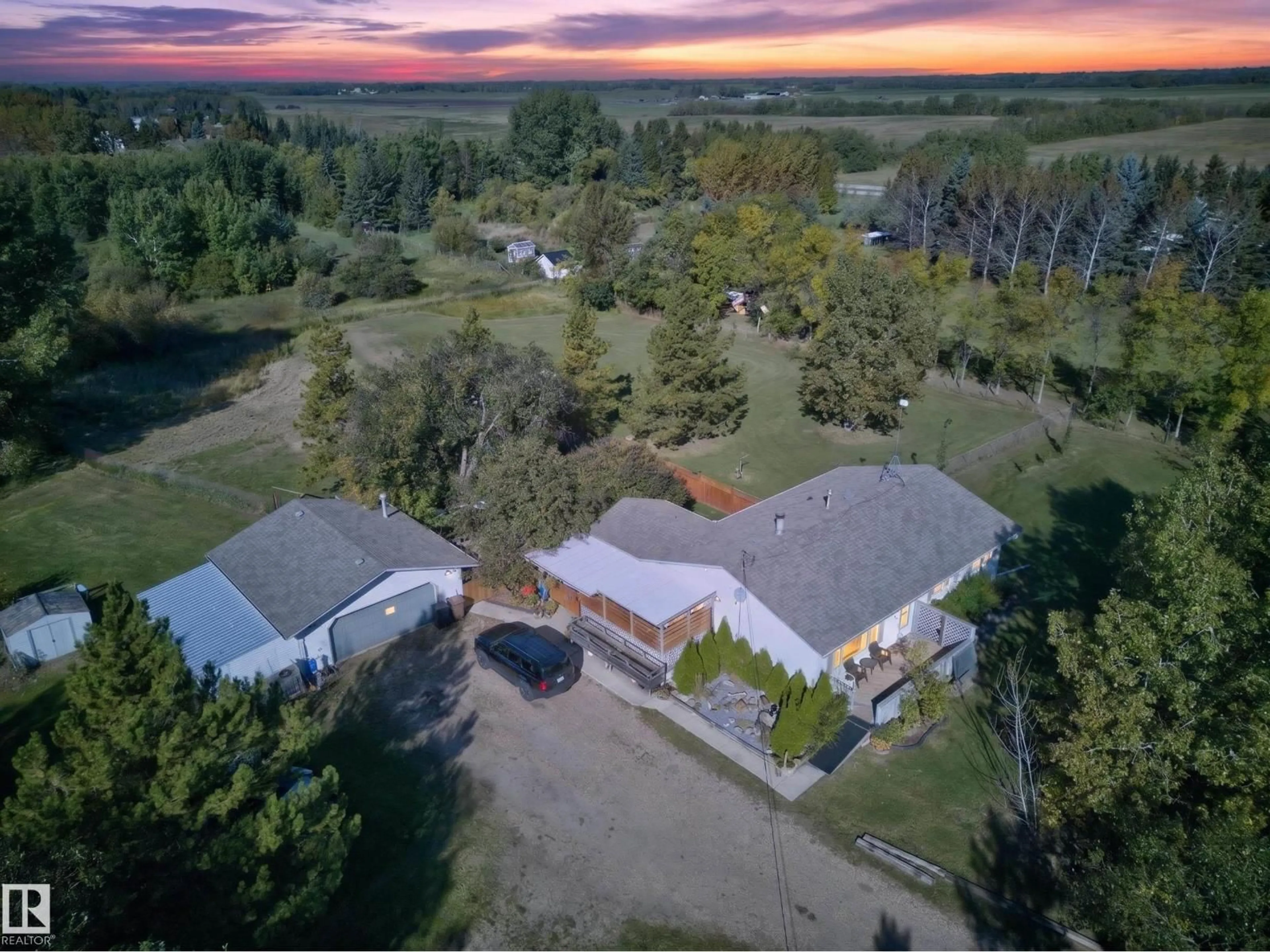 A pic from outside/outdoor area/front of a property/back of a property/a pic from drone, building for 52249 - 158 RGE ROAD 222, Rural Strathcona County Alberta T8C1J2