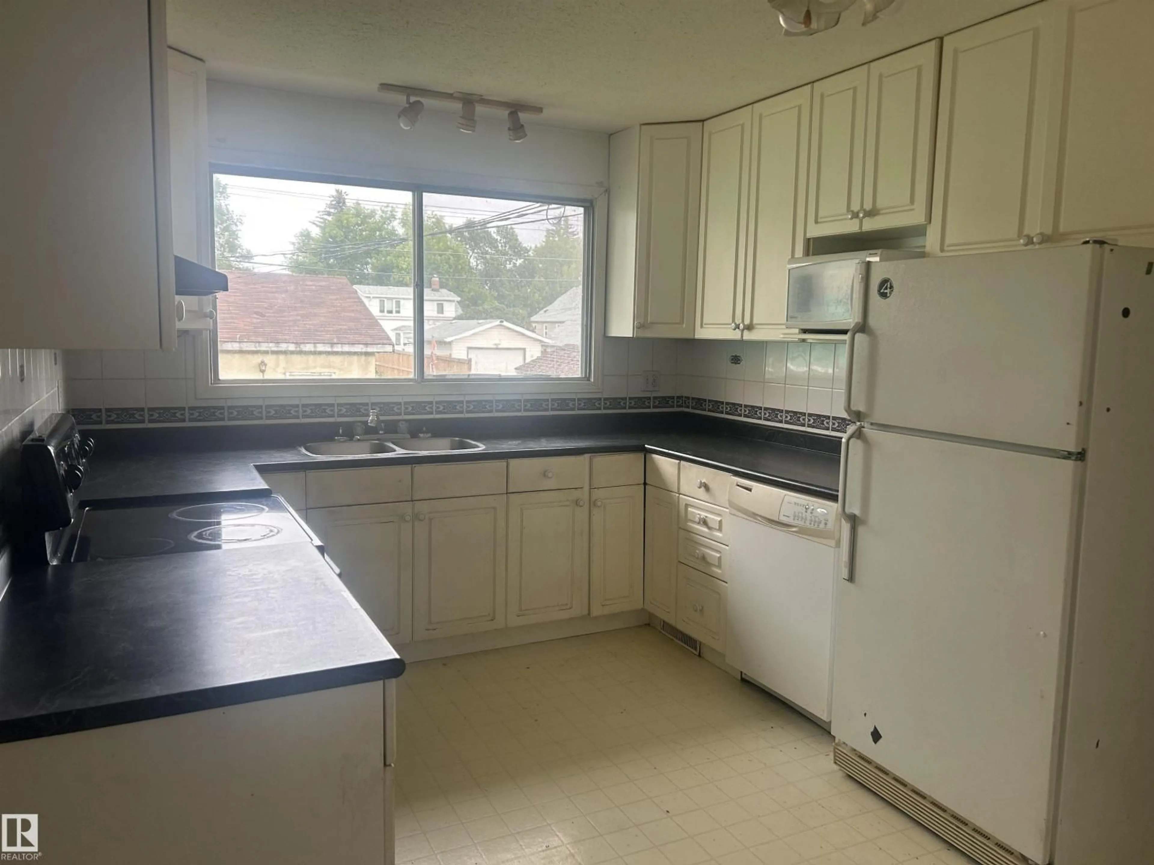 Standard kitchen, unknown for 10450 69 AV, Edmonton Alberta T6H2C3