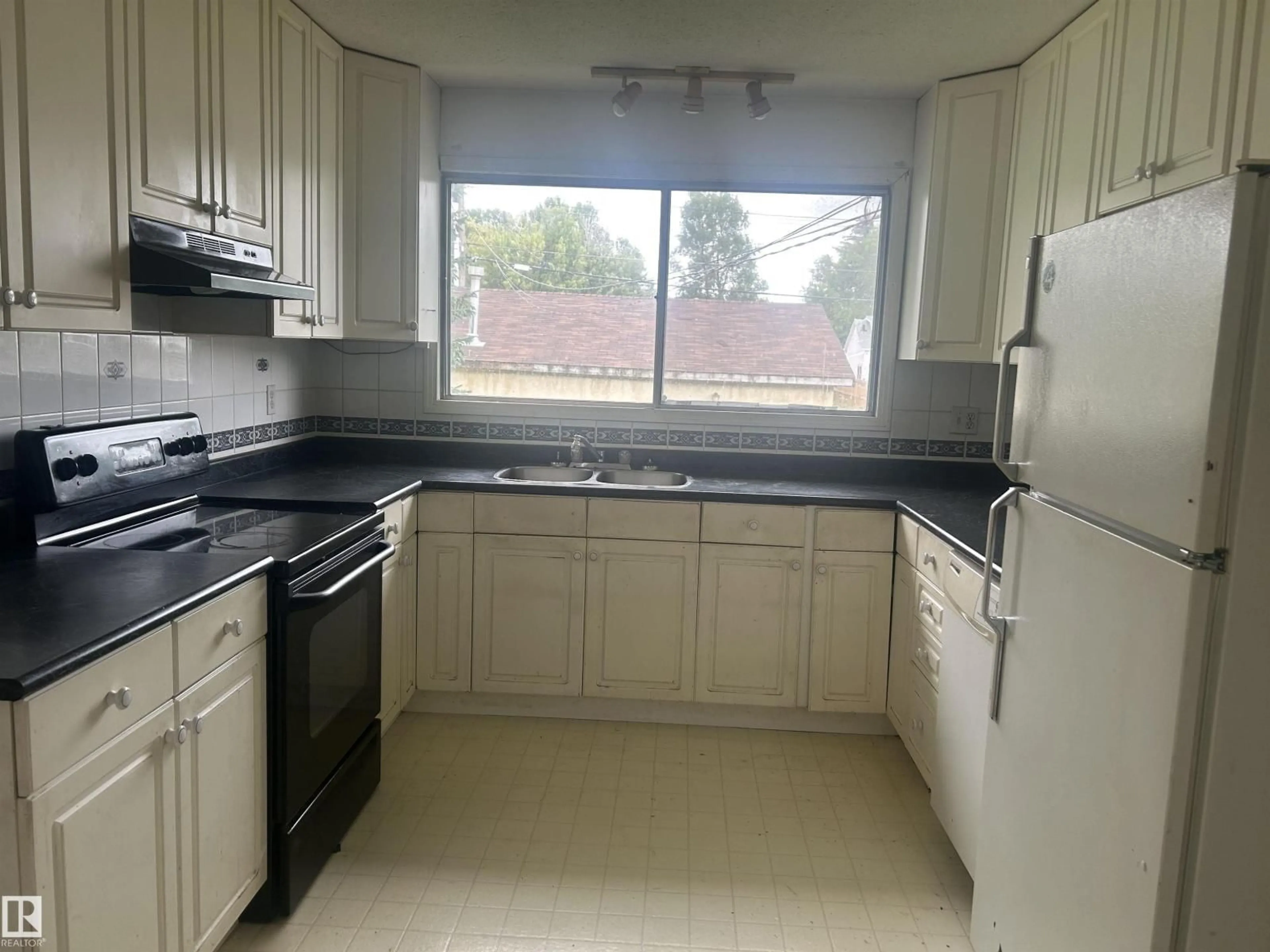 Standard kitchen, ceramic/tile floor for 10450 69 AV, Edmonton Alberta T6H2C3