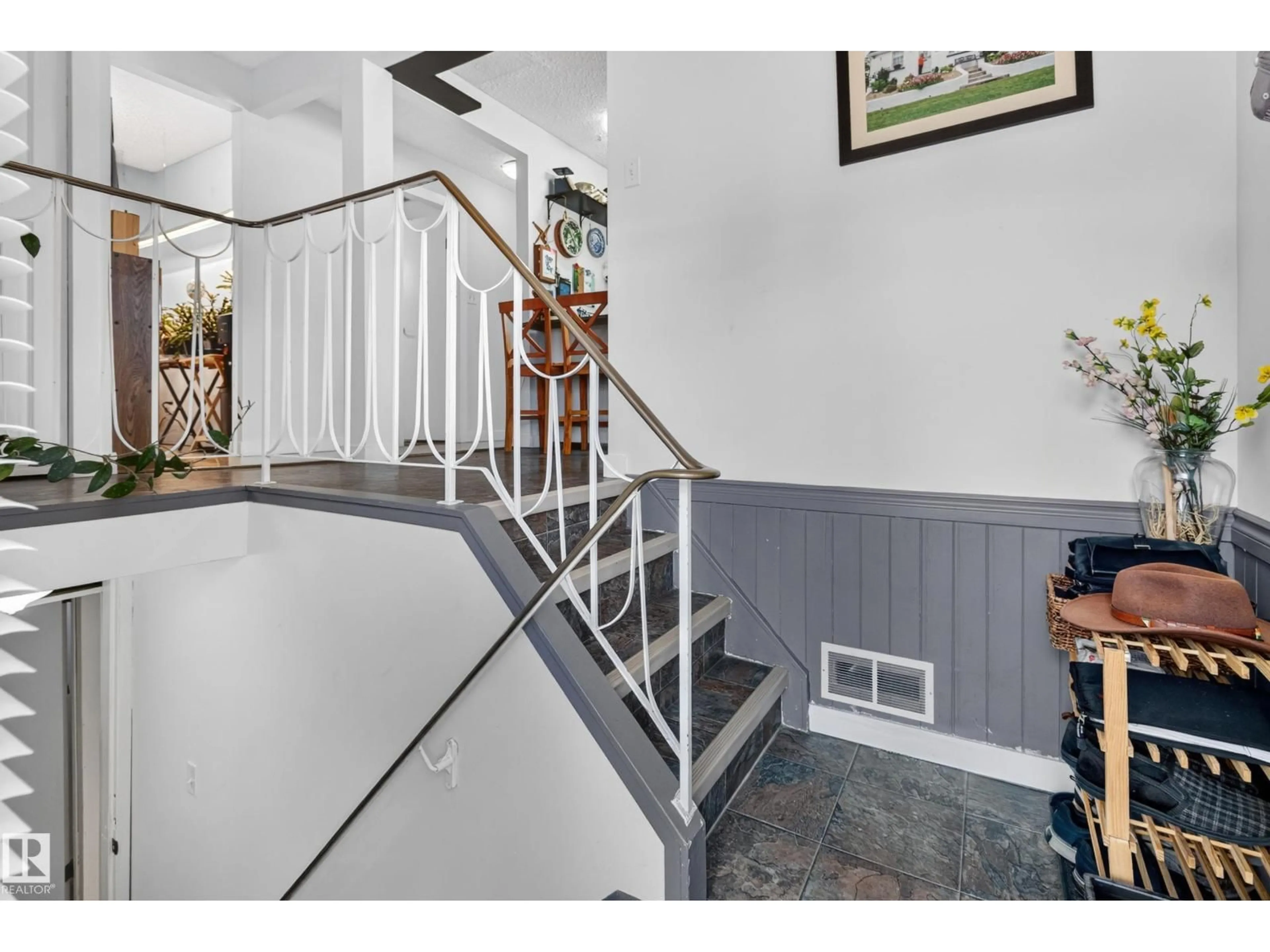 Indoor foyer for NW - 13214 38 ST, Edmonton Alberta T5A3G4