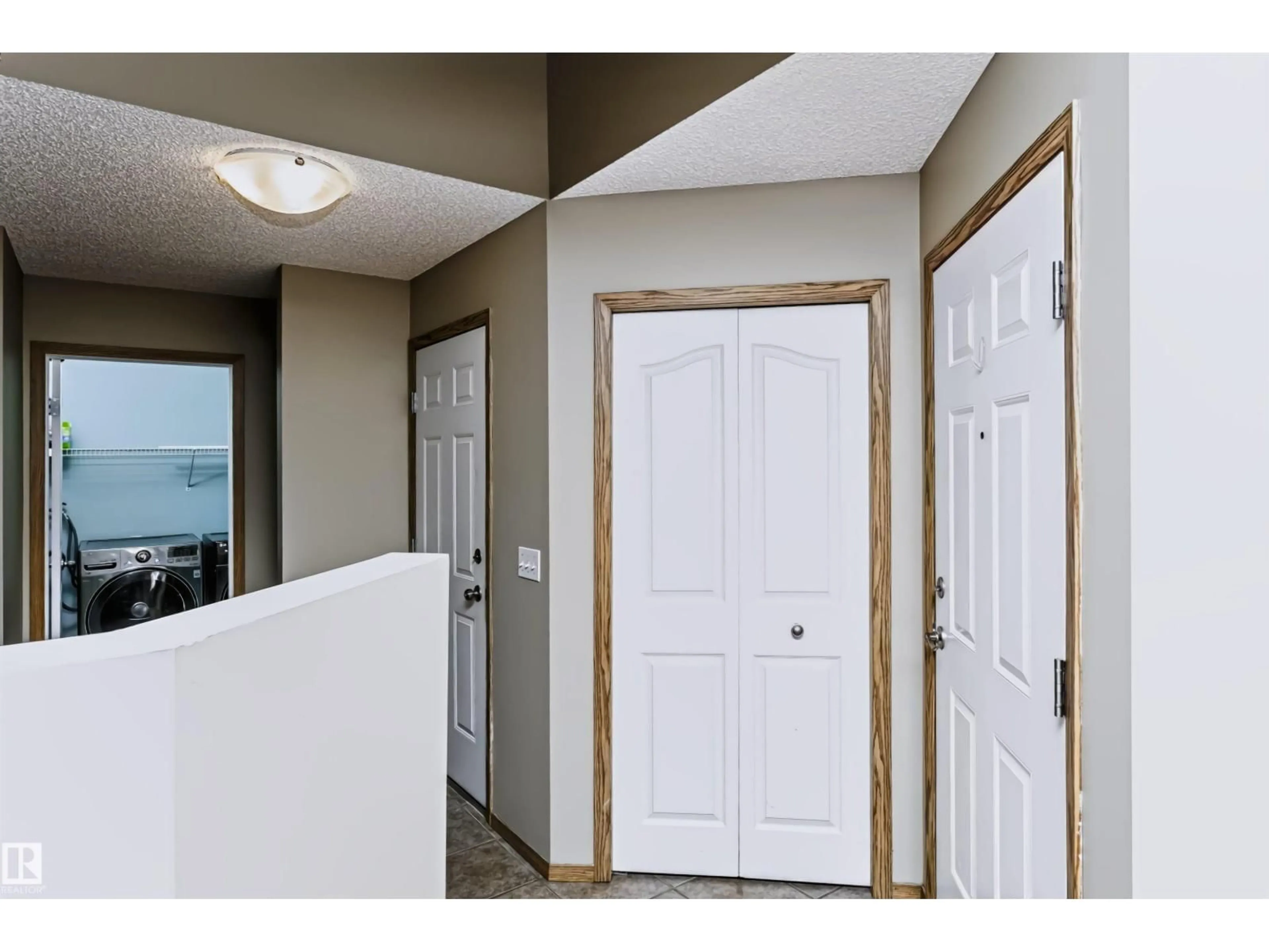 Indoor entryway for 43 DALTON WY, Sherwood Park Alberta T8H1T5