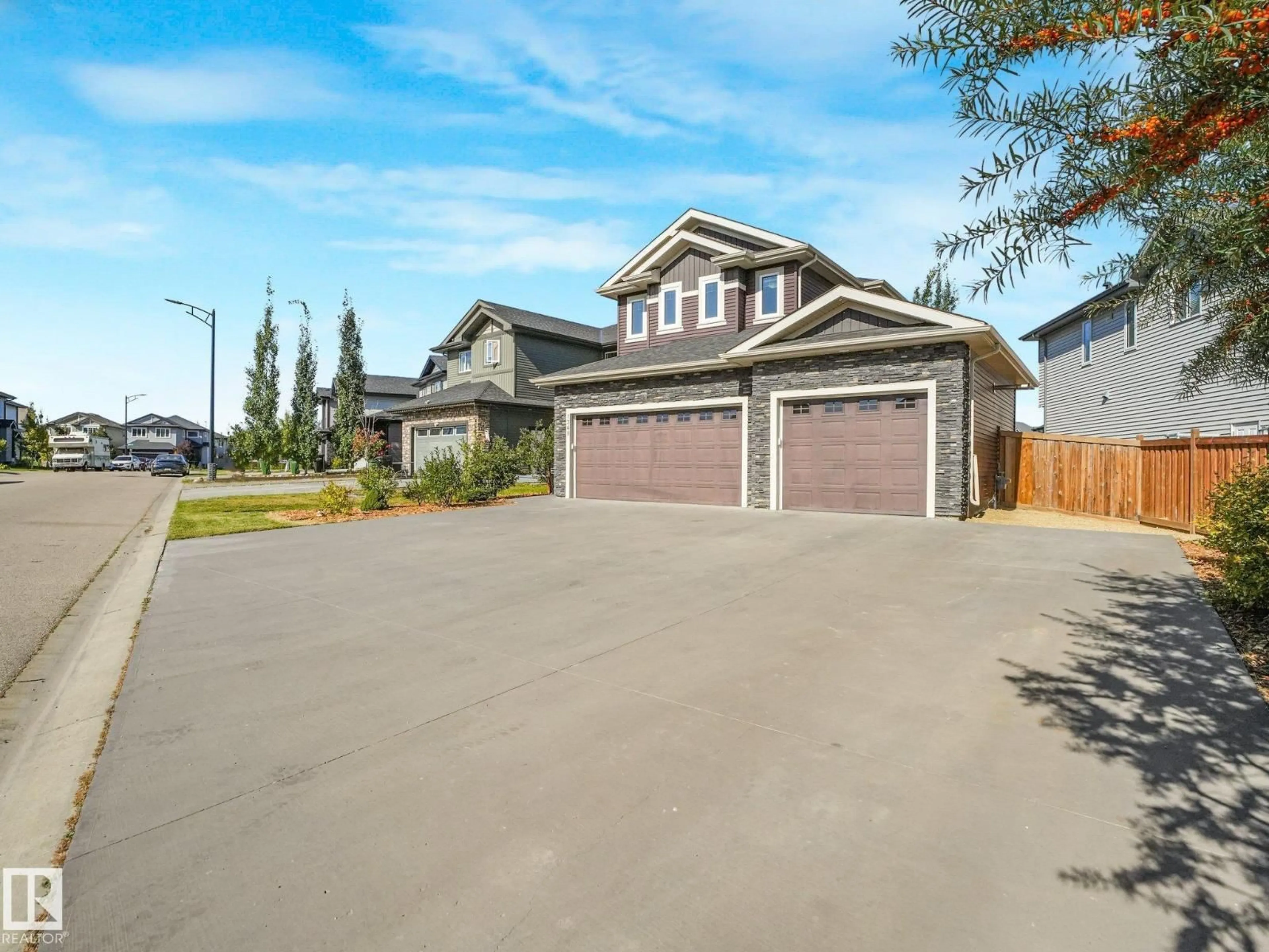 A pic from outside/outdoor area/front of a property/back of a property/a pic from drone, street for 1349 ADAMSON DR, Edmonton Alberta T6W3B9