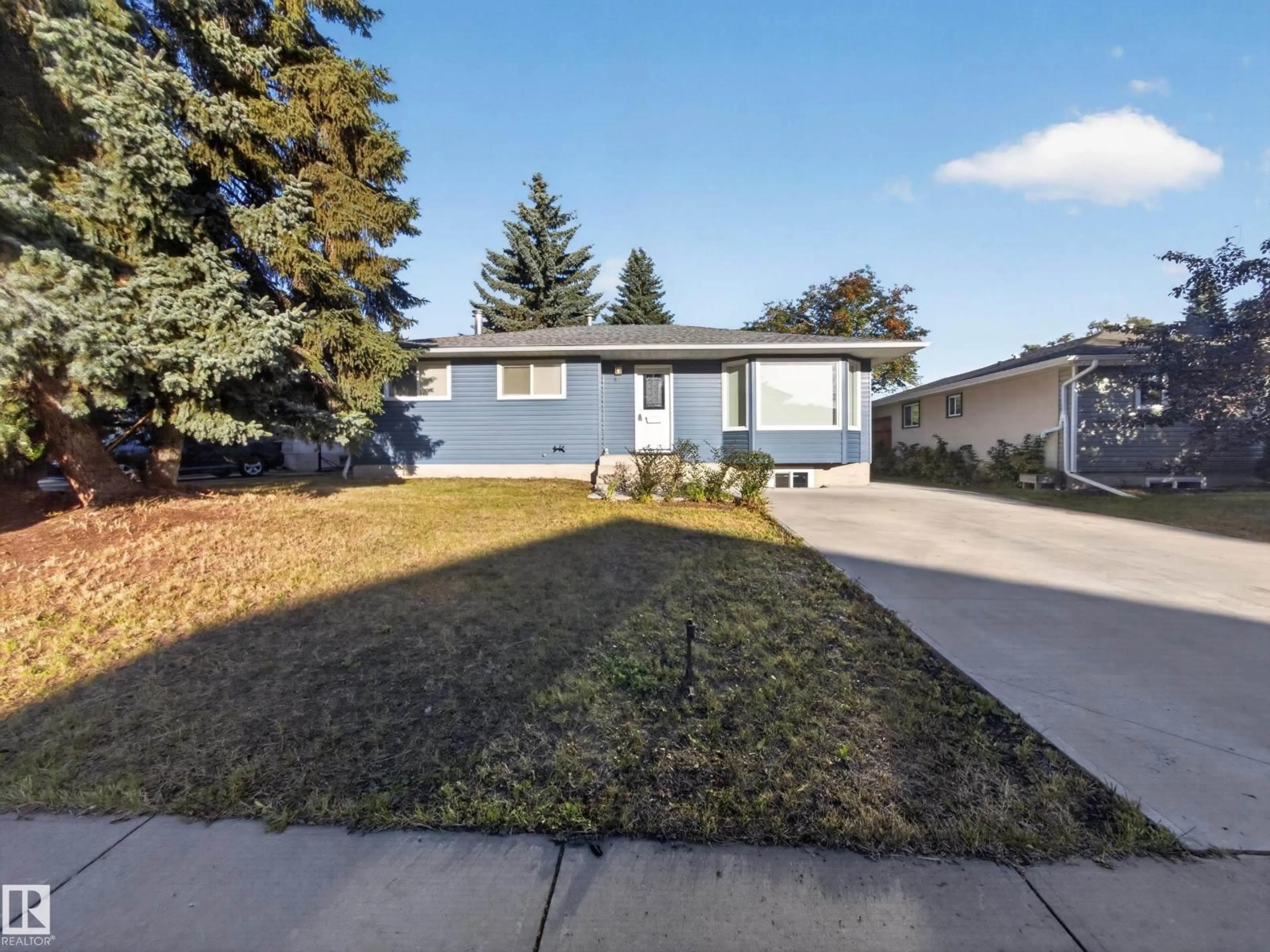 Home with vinyl exterior material, street for 34 PENGUIN CR, Sherwood Park Alberta T8A3H4