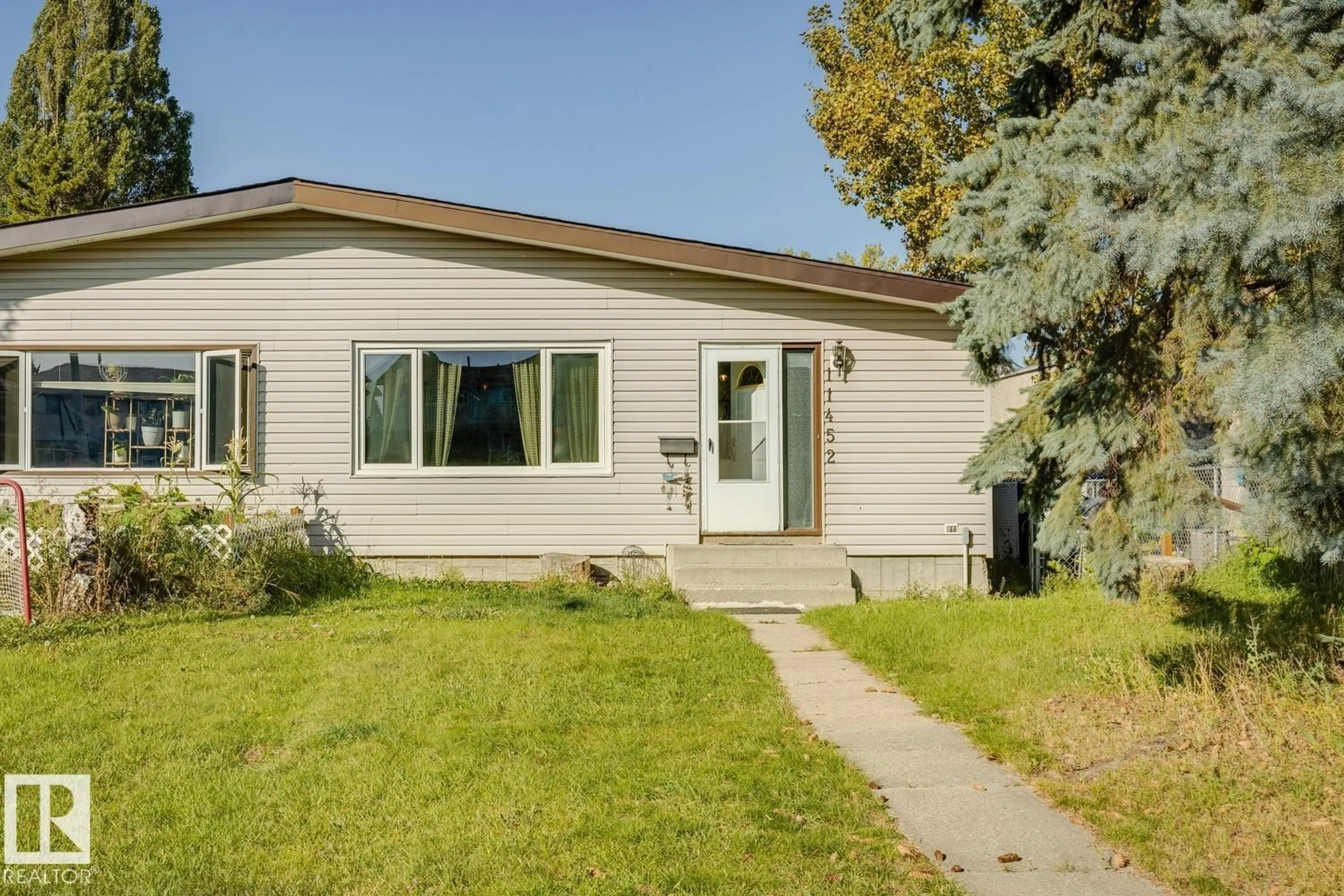 Home with vinyl exterior material, street for 11452 39 AV, Edmonton Alberta T6G0M6